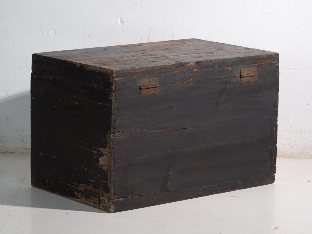Antique chest painted in pine wood – China, around 1900