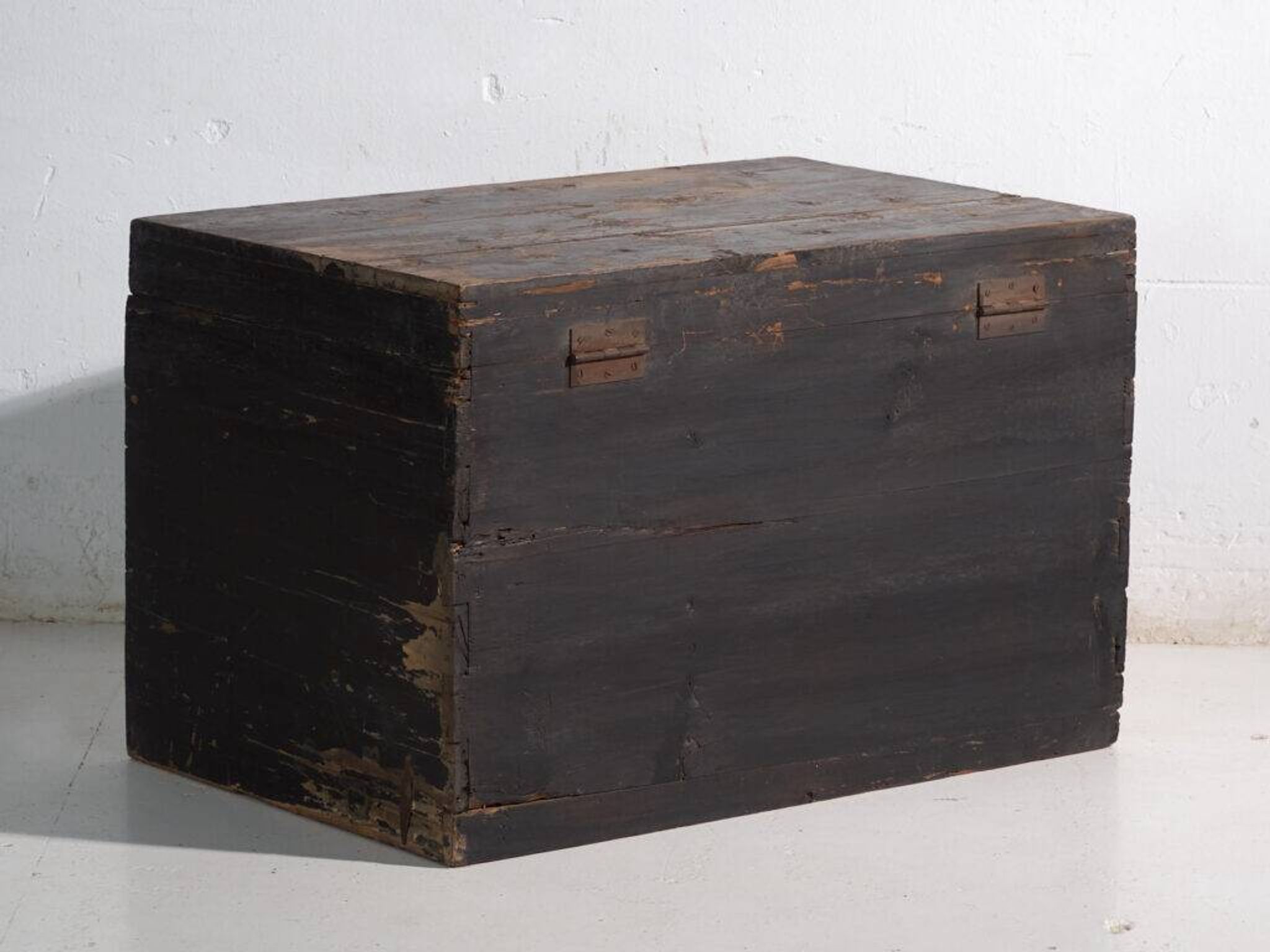 Coffre ancien peint en bois de pin – Chine, vers 1900