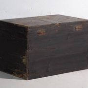 Coffre ancien peint en bois de pin – Chine, vers 1900