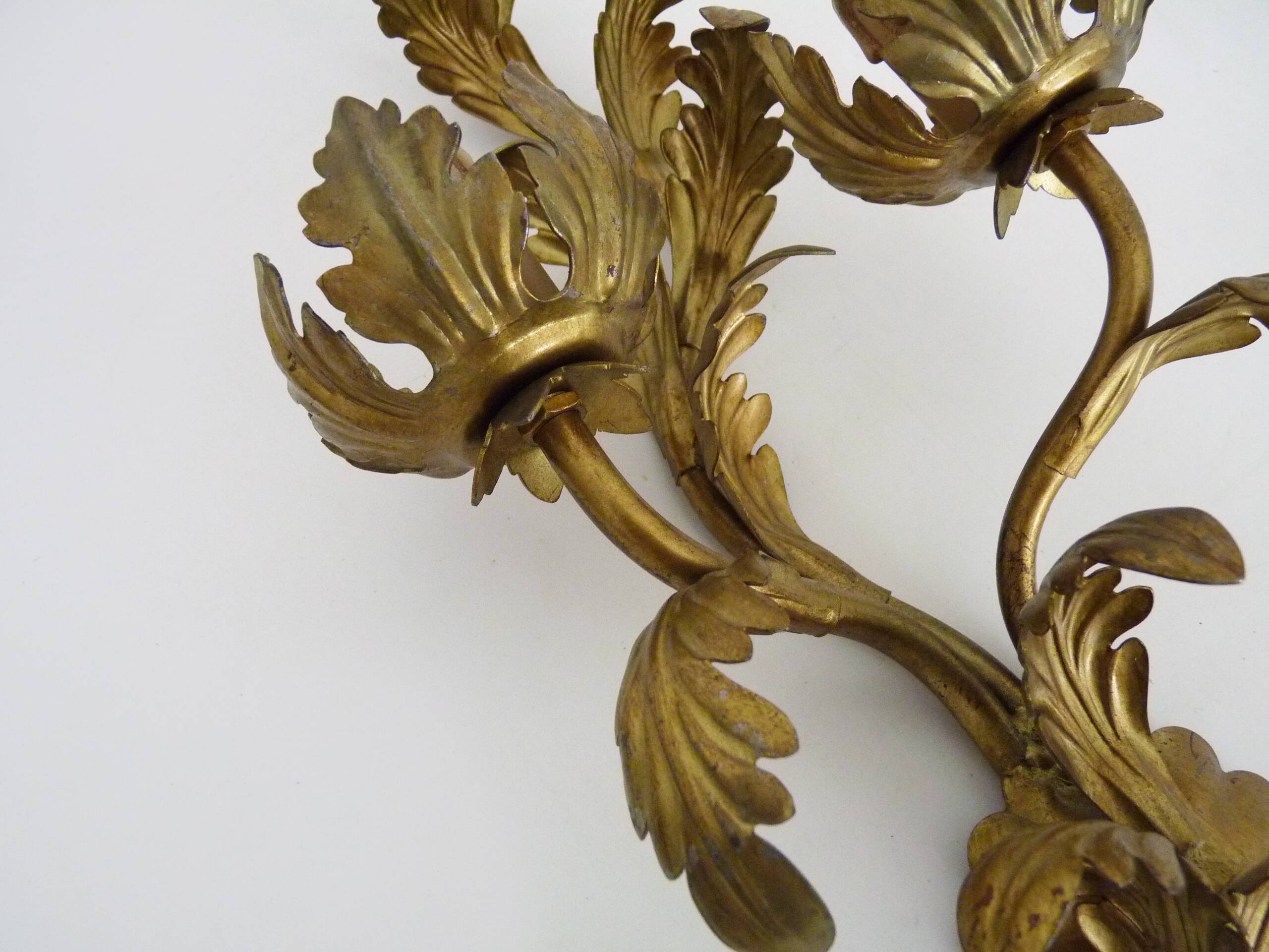 Vintage Italian wall light in gilded wood. 1970s