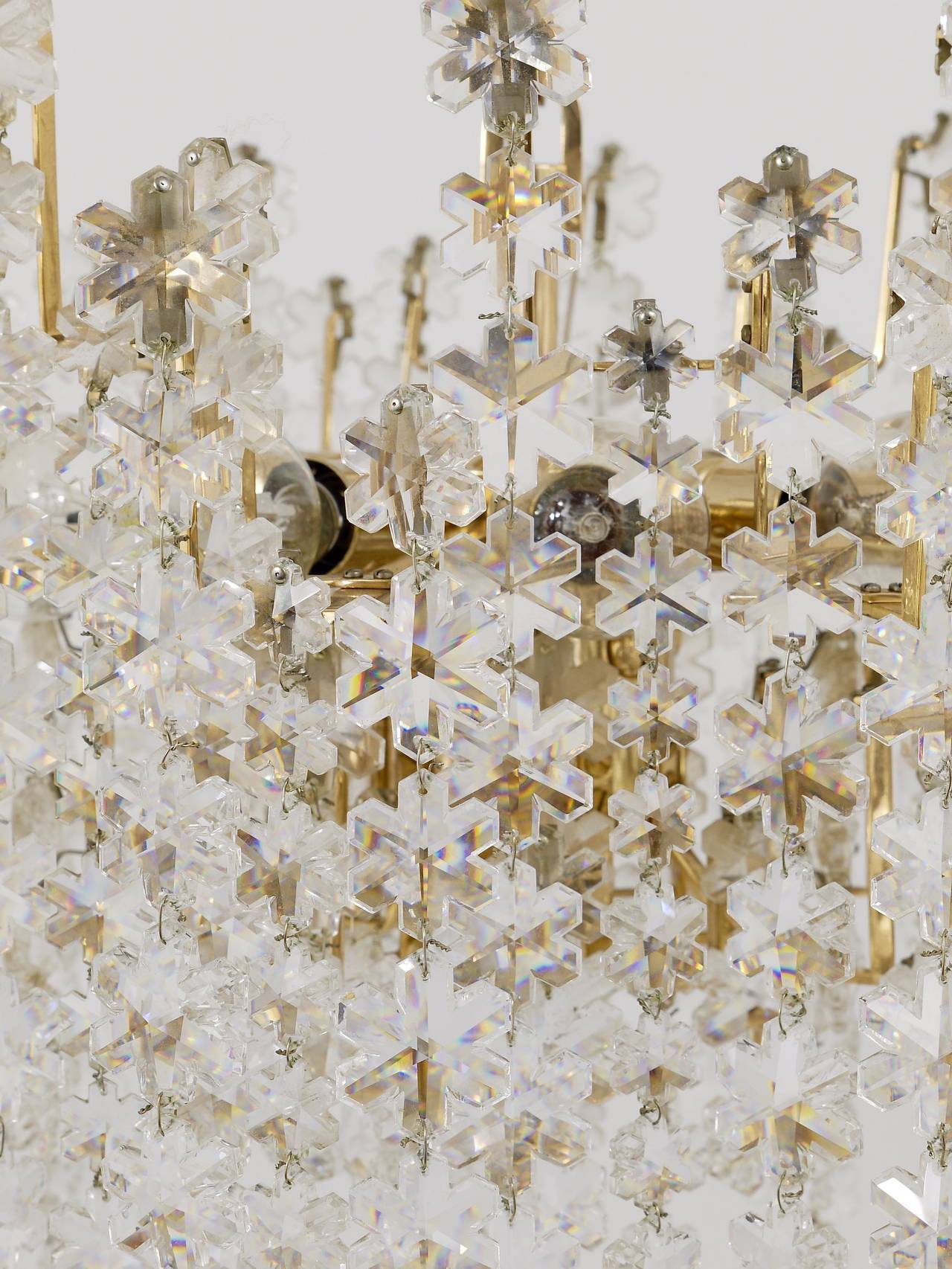 Bakalowits Vienne Lustre en laiton plaqué or avec cristaux en forme de flocons de neige, années 1970