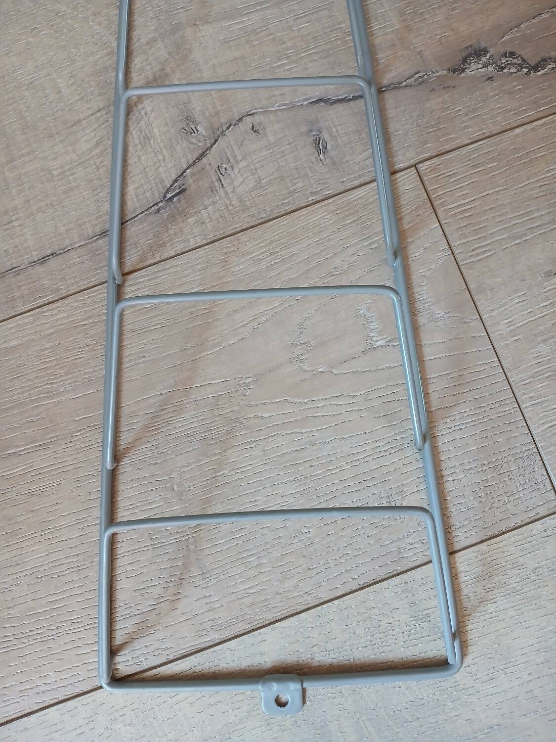 Metal wall-mounted magazine/book rack