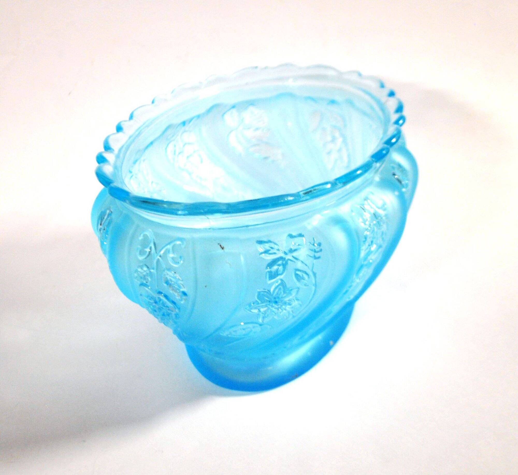 Old oval coupe basket in moulded blue glass, frosted acid, 1900.