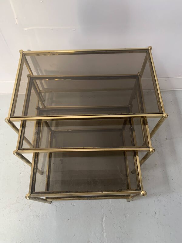 Suite de trois tables gigognes de style en laiton et verre fumé XX siècle