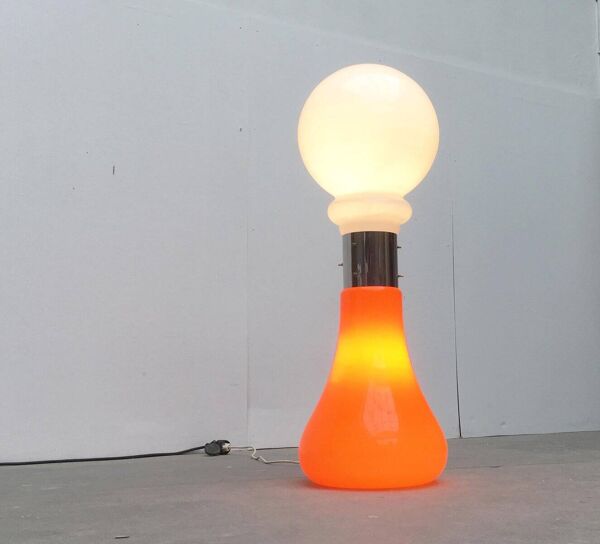 Lampe de sol en verre de style Mazzega, époque spatiale italienne des années 1960, de style mid-century modern.