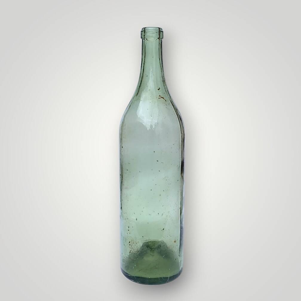 Ancienne grande bouteille artisanale en verre soufflé vert – H50 cm