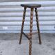 Tabouret tripode en bois massif