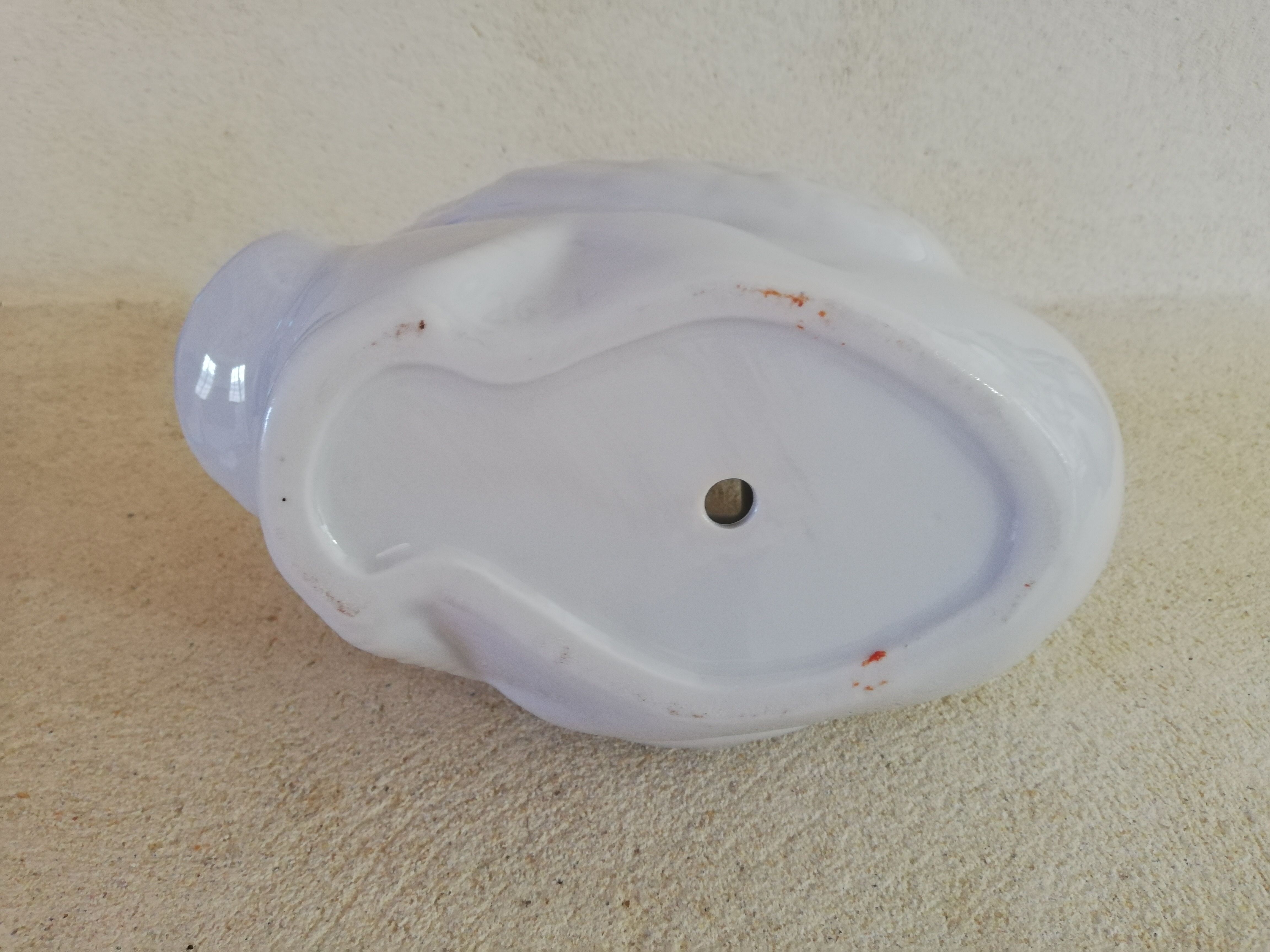 Swan-shaped pot cover
