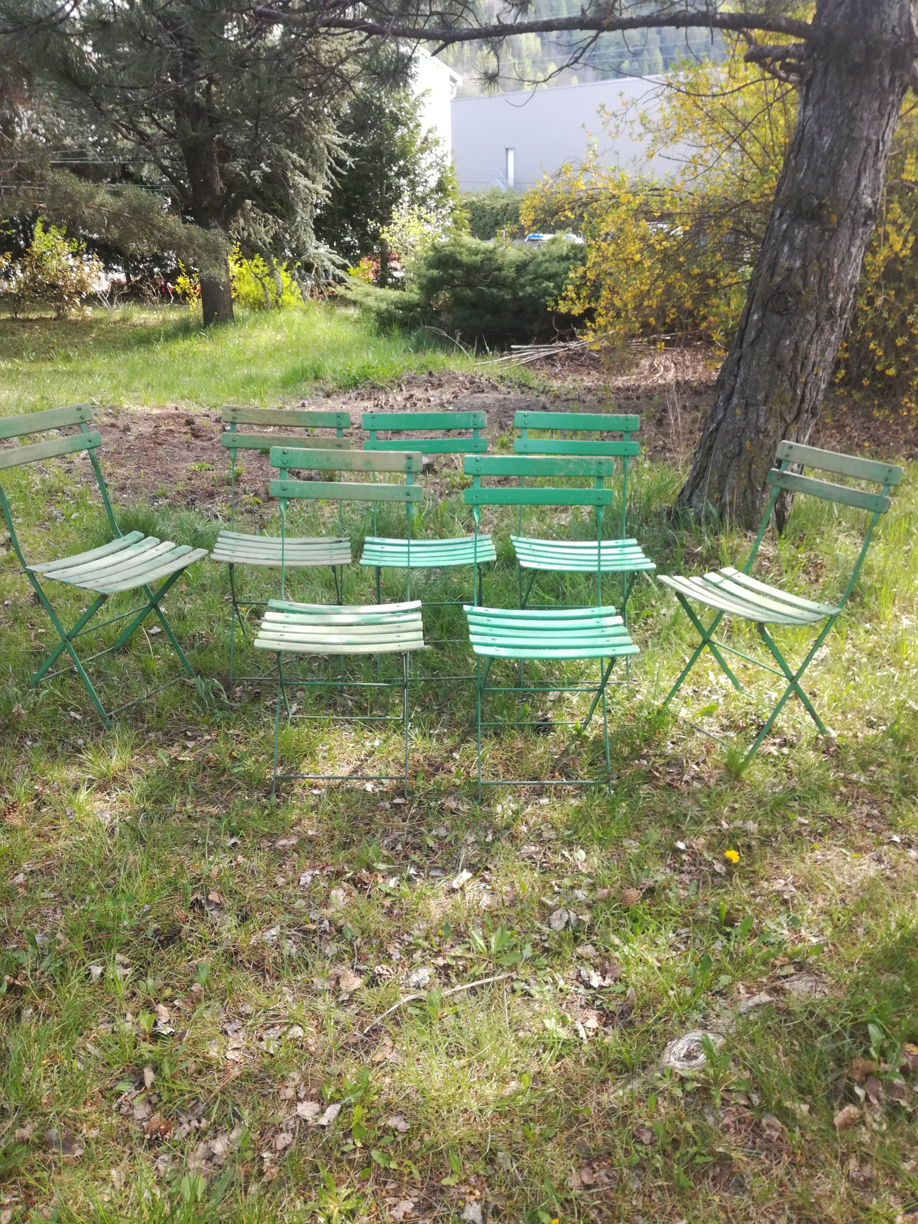 Sept chaises de jardin anciennes