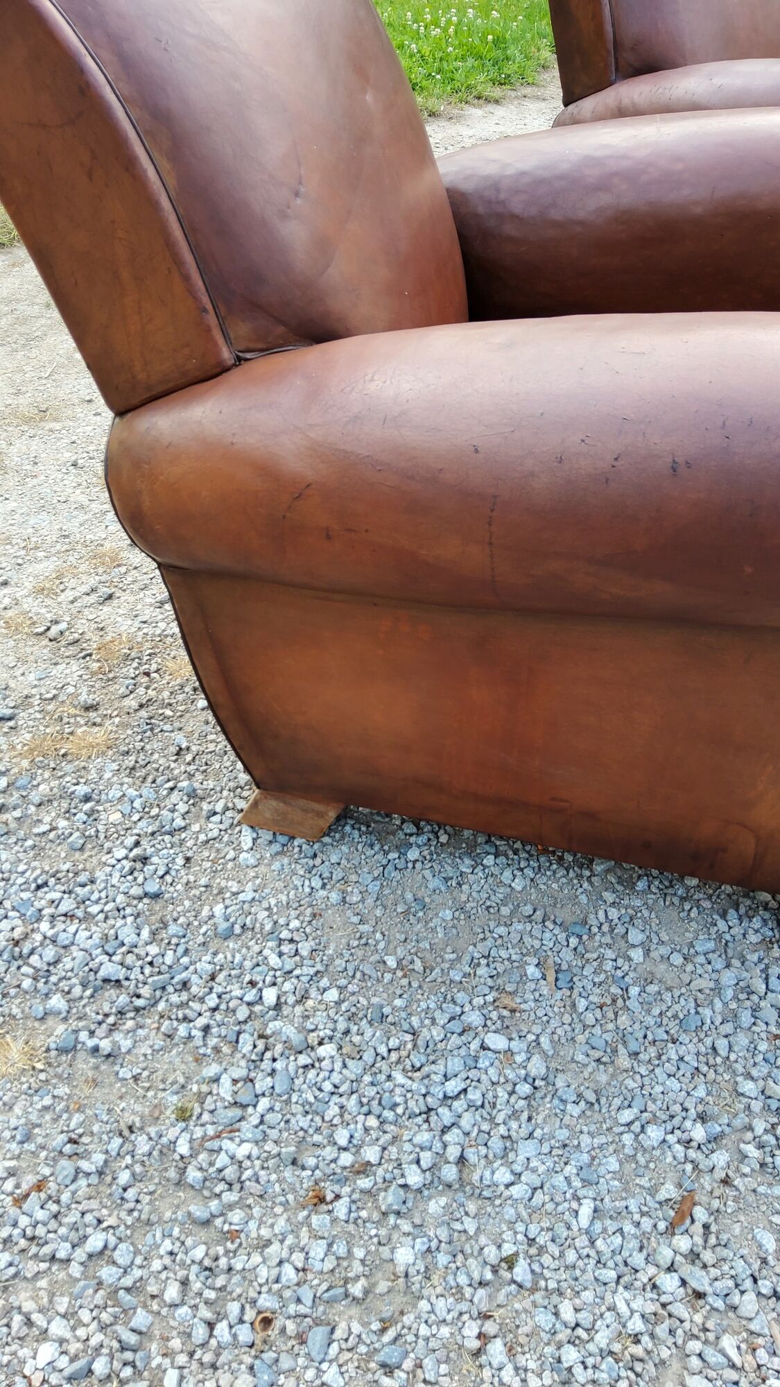 Paire de fauteuils club en cuir brun des années 30