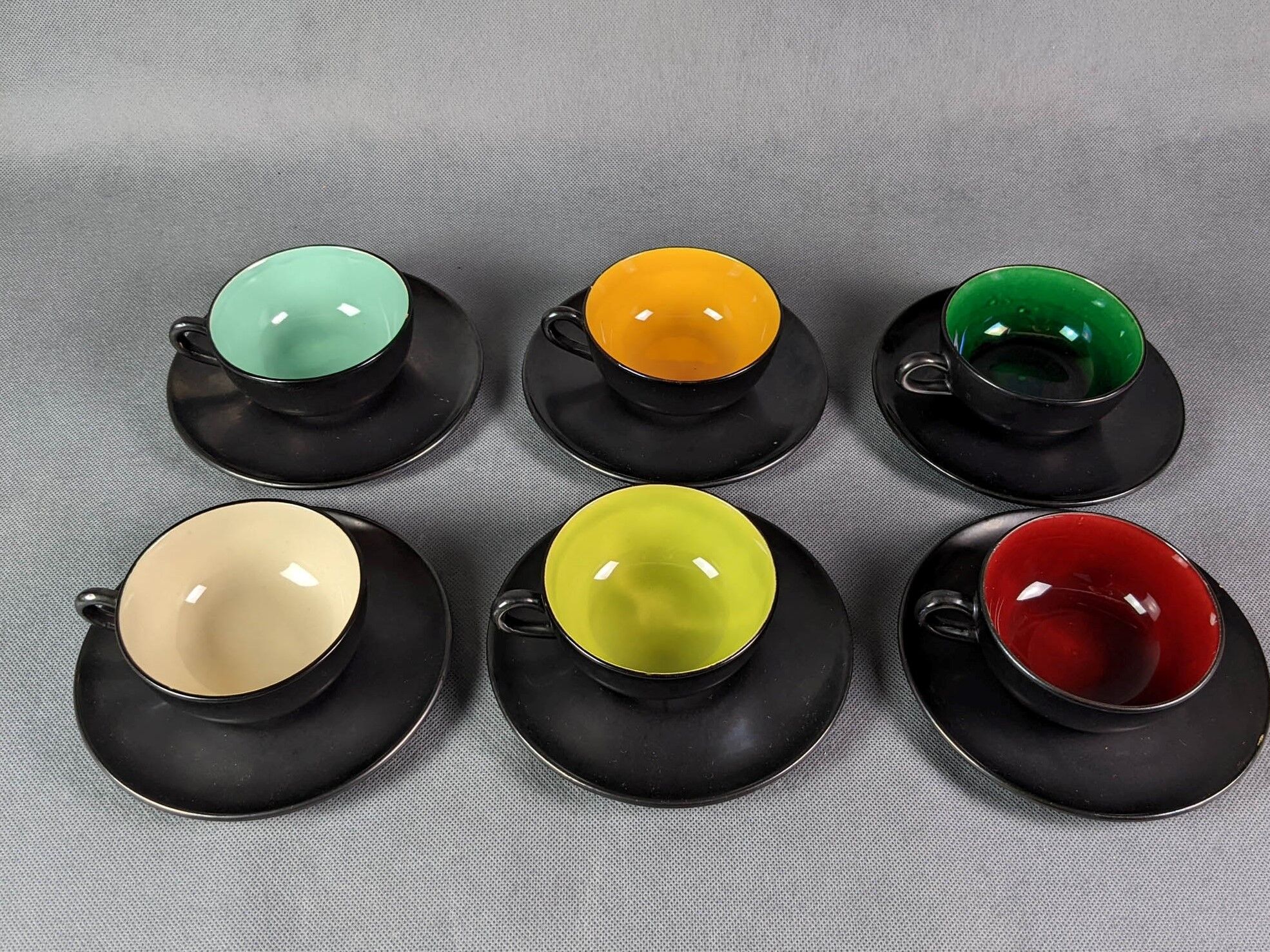 Service of 6 cups and saucers in two-tone ceramic - Faience Saint Clément