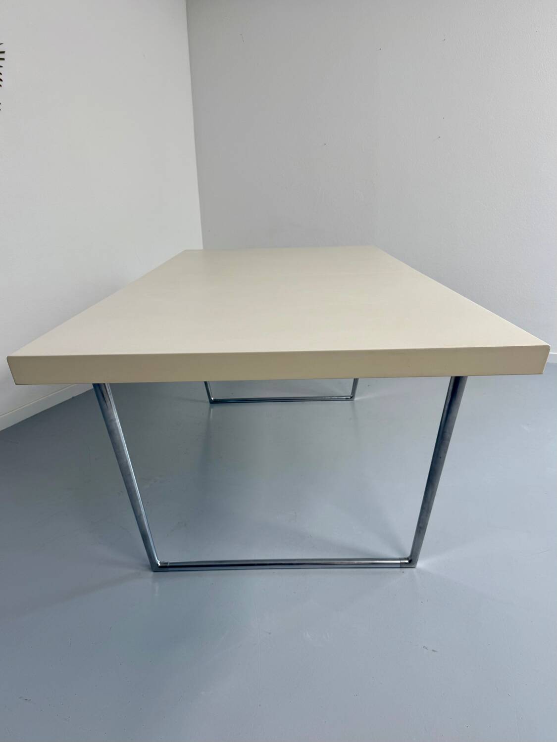 Dining/meeting table in laminated wood designed by antonio citterio vitra