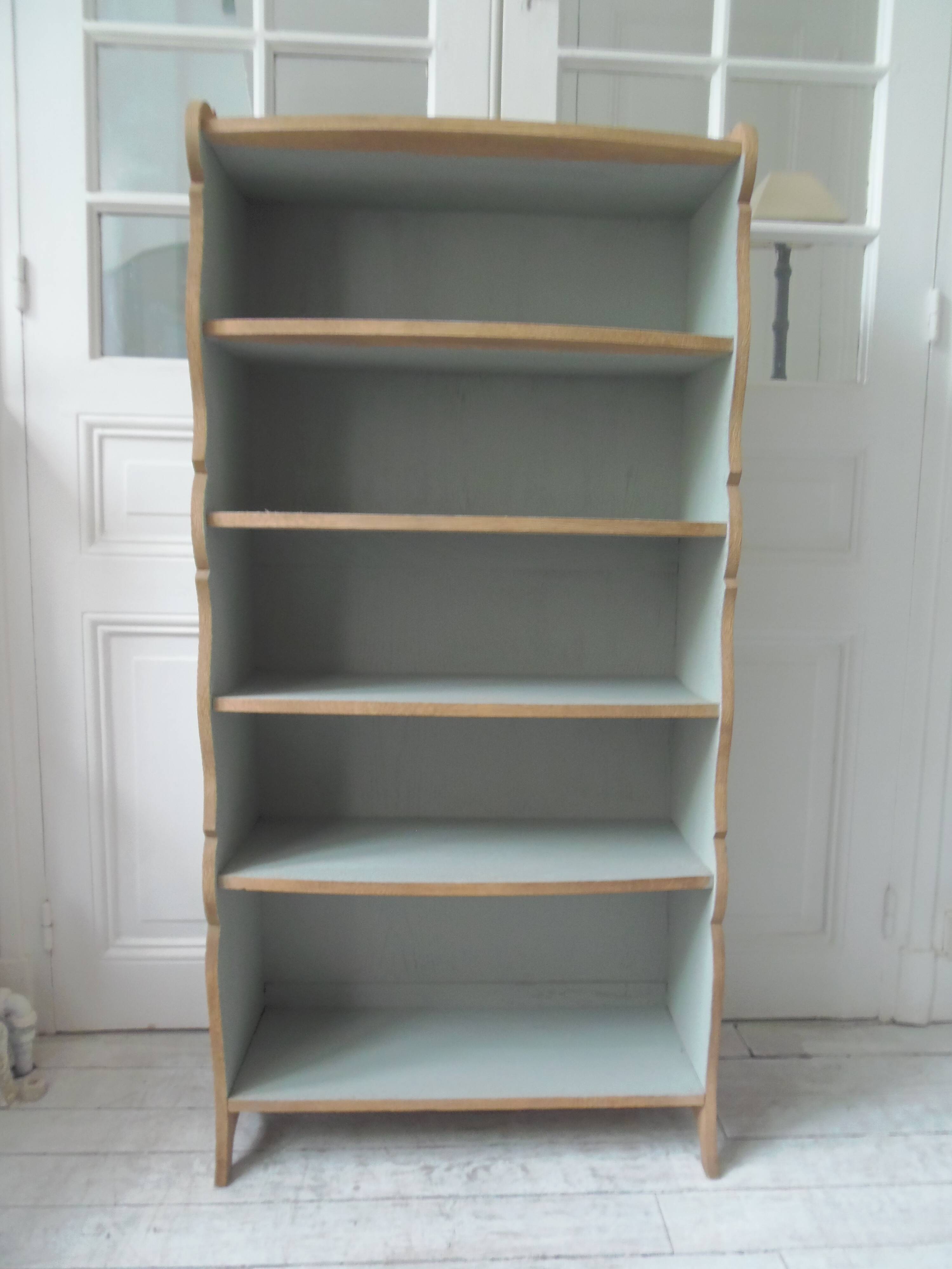 Small vintage bookcase, 5 fixed shelves, interior sublimated in verdigris, waxed finish.