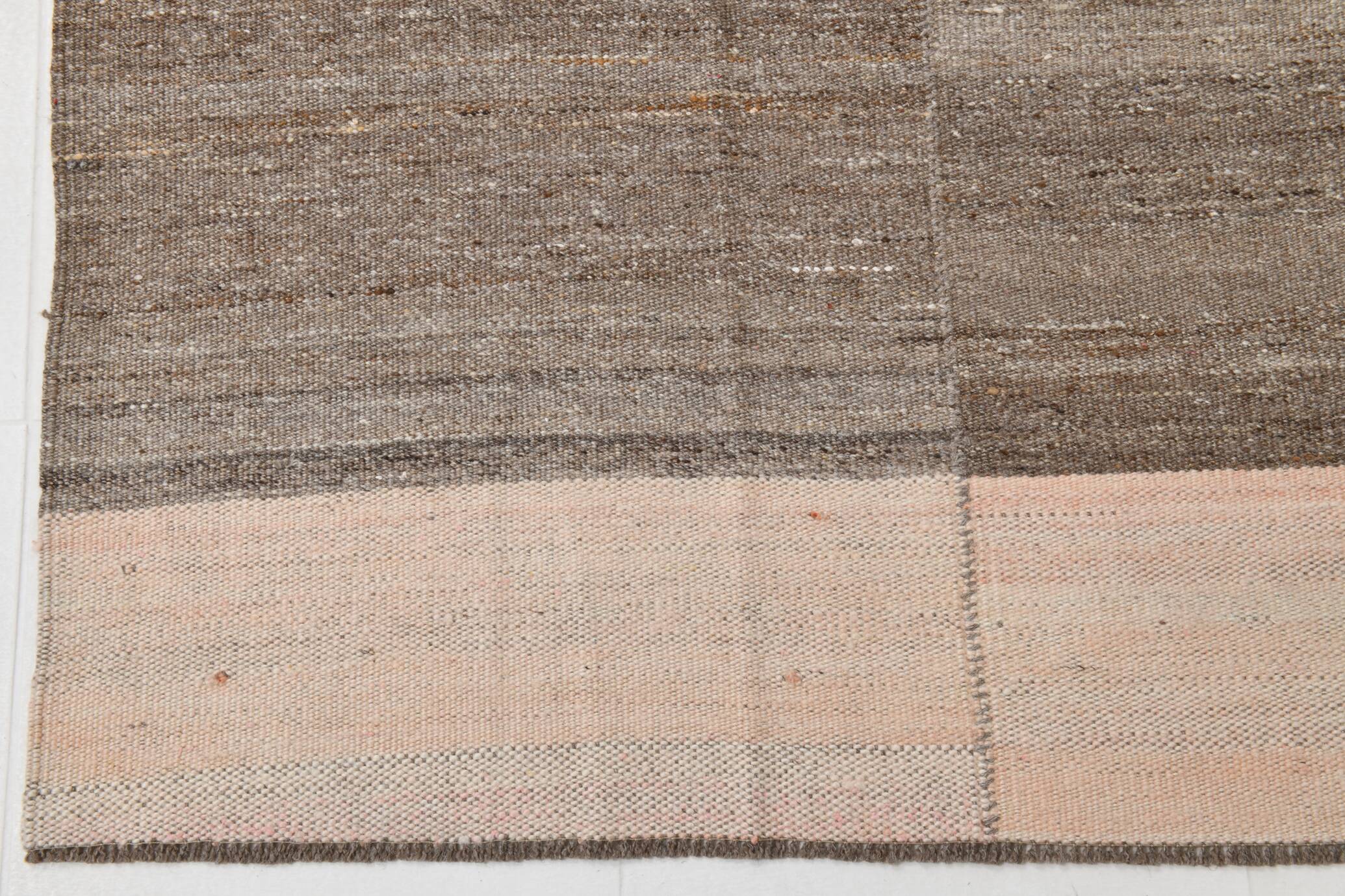 Tapis kilim vintage tons bruns et beige rosé, style minimal artisanal