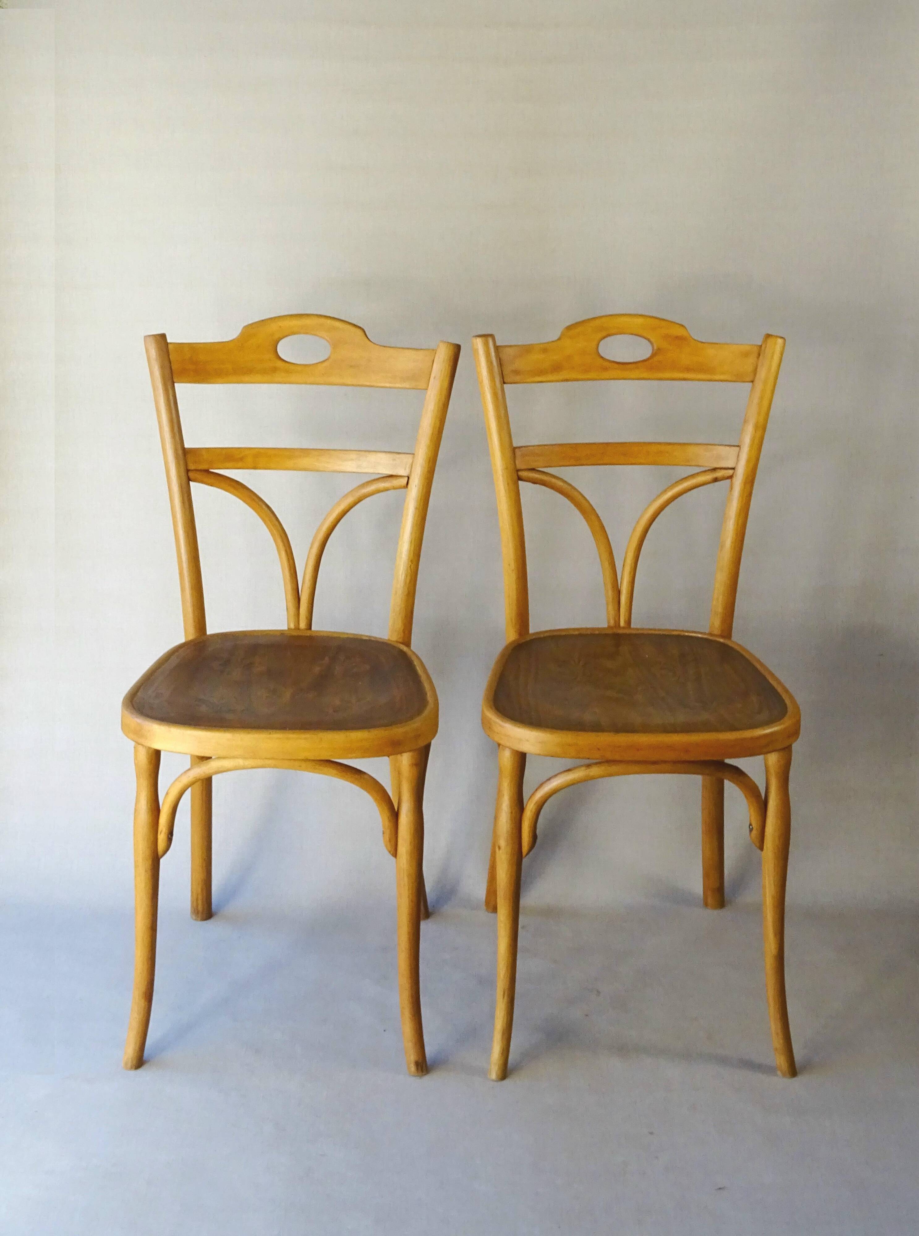 2 bistro chairs from 1905 by KOHN No. 187, wooden seats with 5 fleur-de-lis motifs