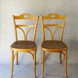 2 bistro chairs from 1905 by KOHN No. 187, wooden seats with 5 fleur-de-lis motifs