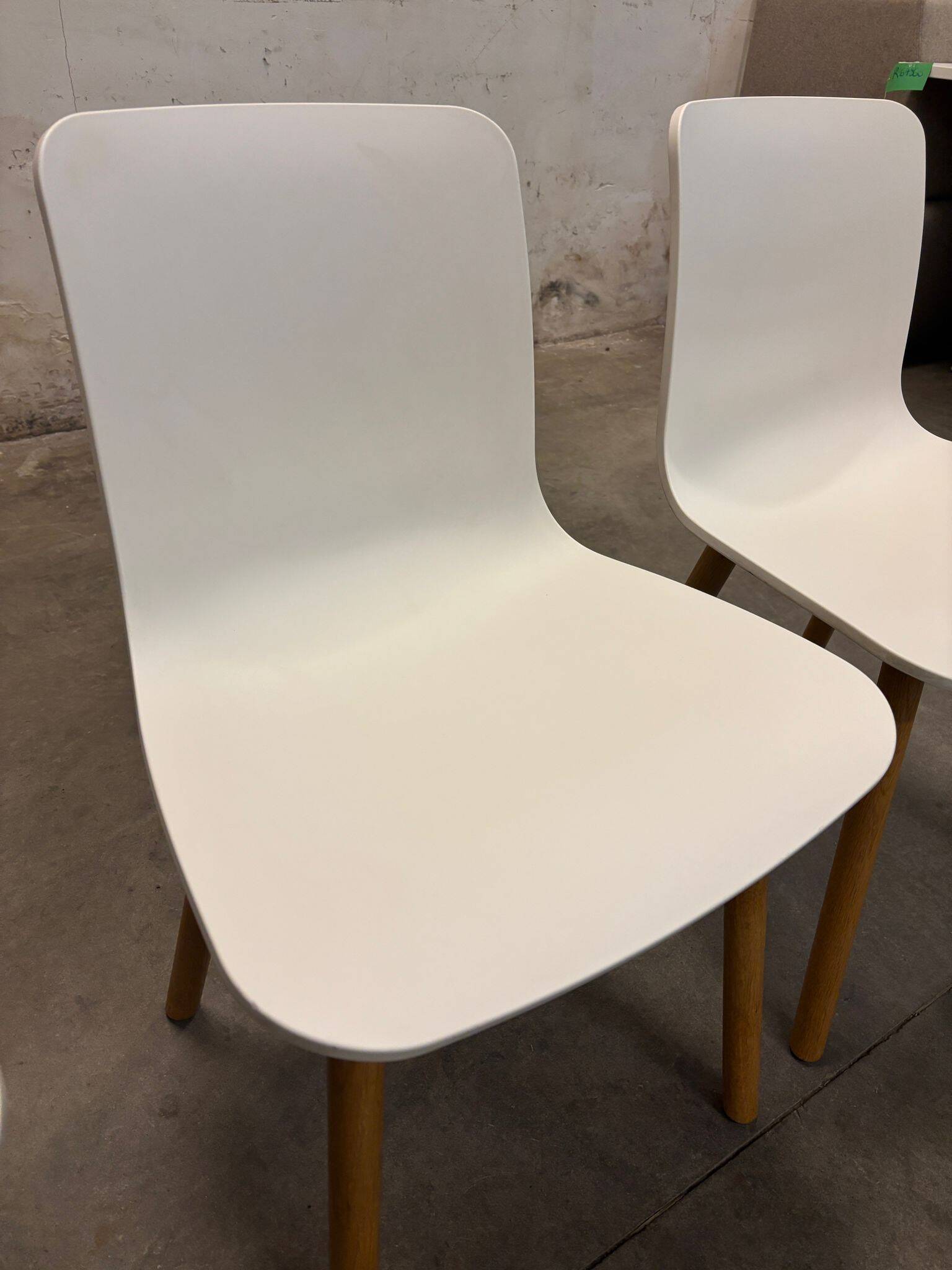 3 Vitra Hal Jasper Morrison, plastic and wood – white – work chair