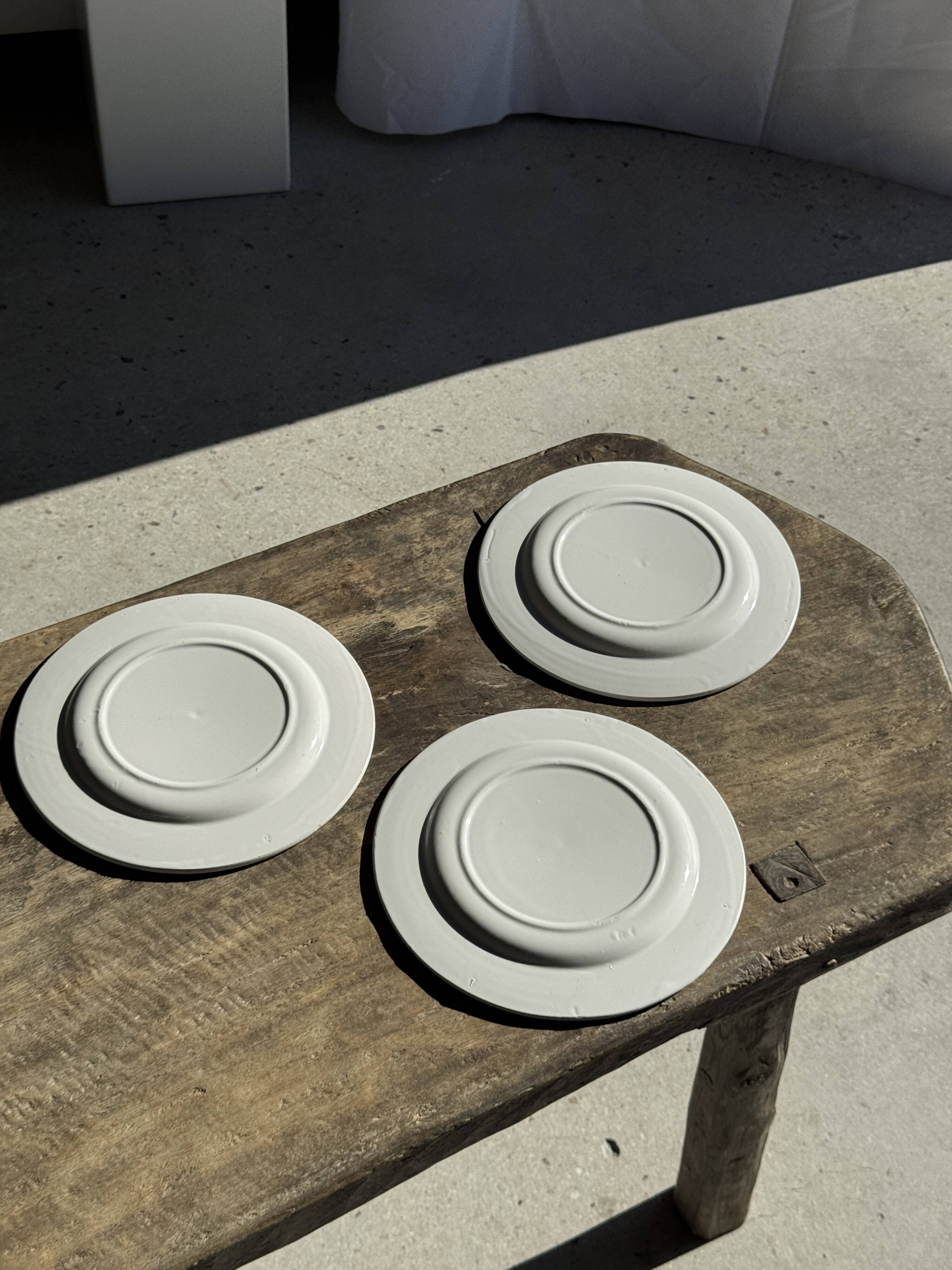 Set of 3 large classic white plates D24.5