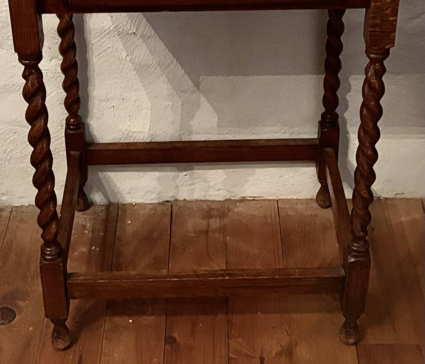 Small vintage side/bedside table from the 1940s – Wood with twisted legs