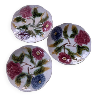 Série de 3 assiettes anciennes en barbotine fleurs, pivoines et anémones
