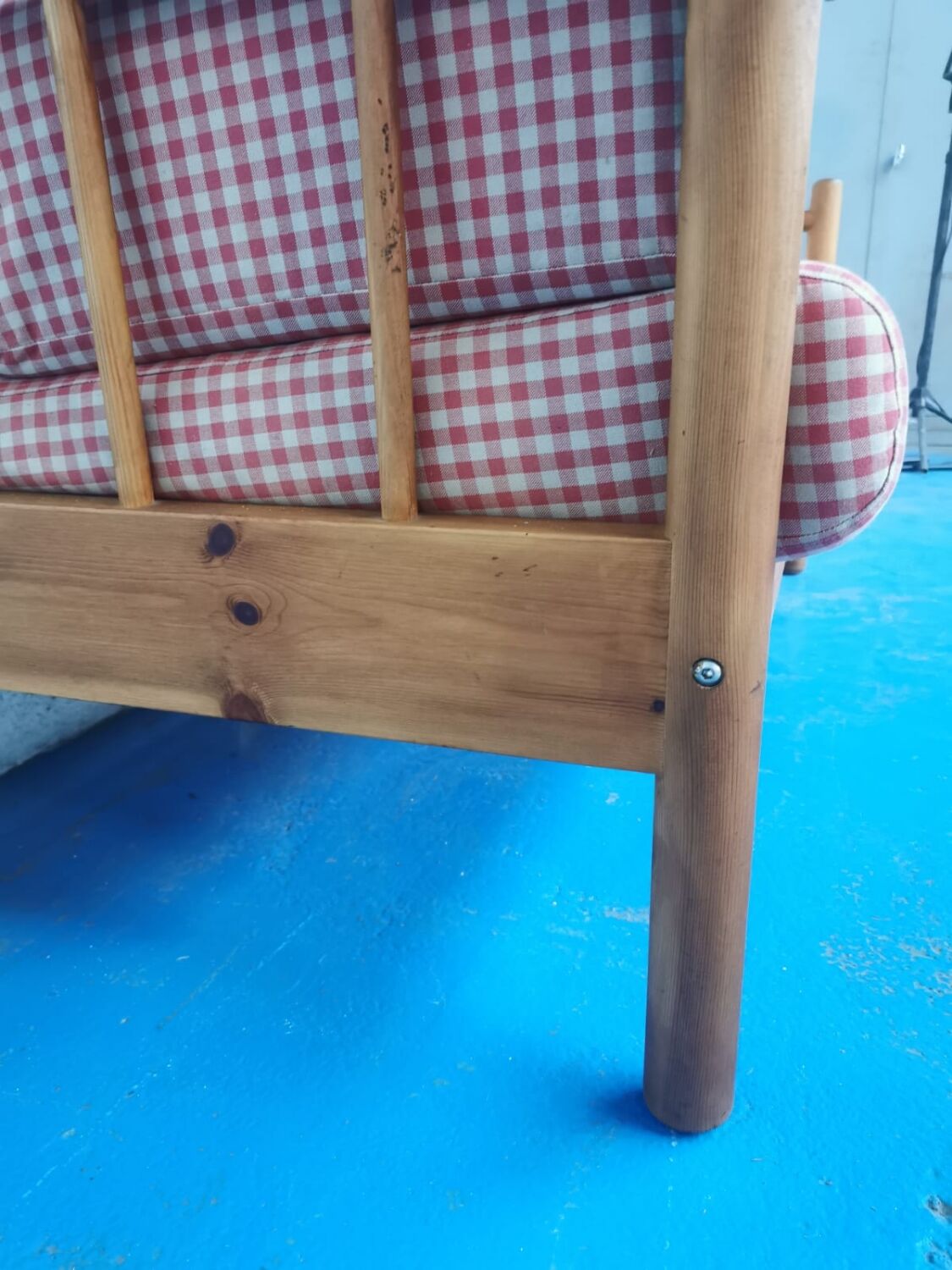 Bench in pine and gingham fabrics