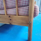 Bench in pine and gingham fabrics