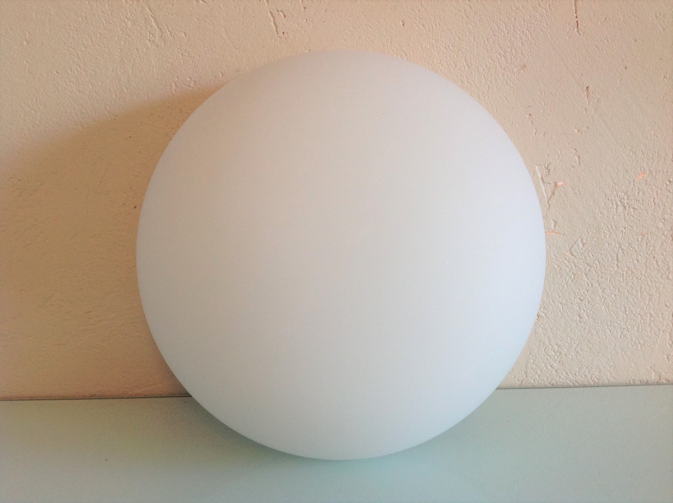 Plafonnier demi lune en opaline blanche vintage années 60/70