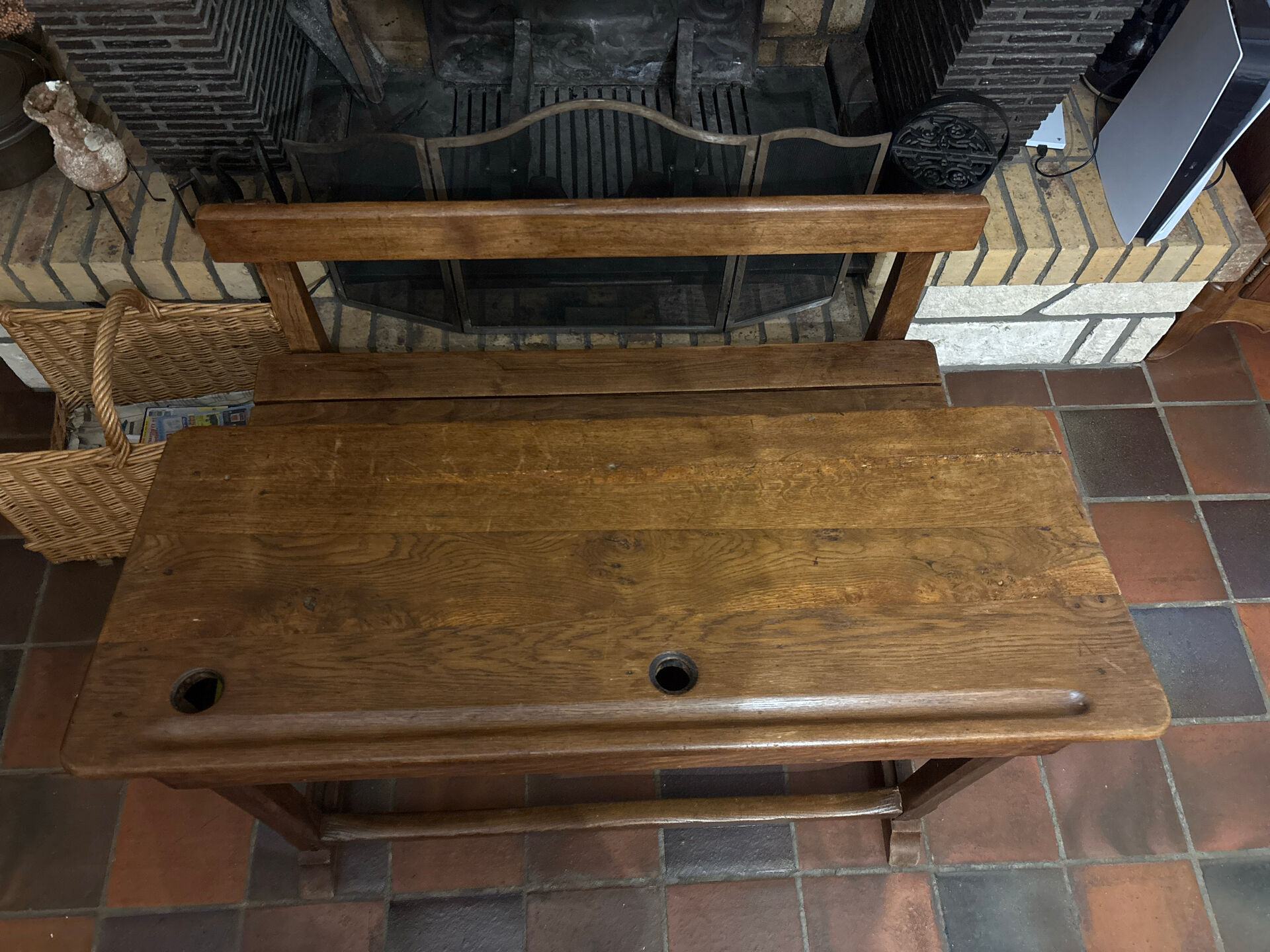 Bureau d’écolier ancien en bois massif avec banc intégré – Vintage
