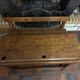 Bureau d’écolier ancien en bois massif avec banc intégré – Vintage