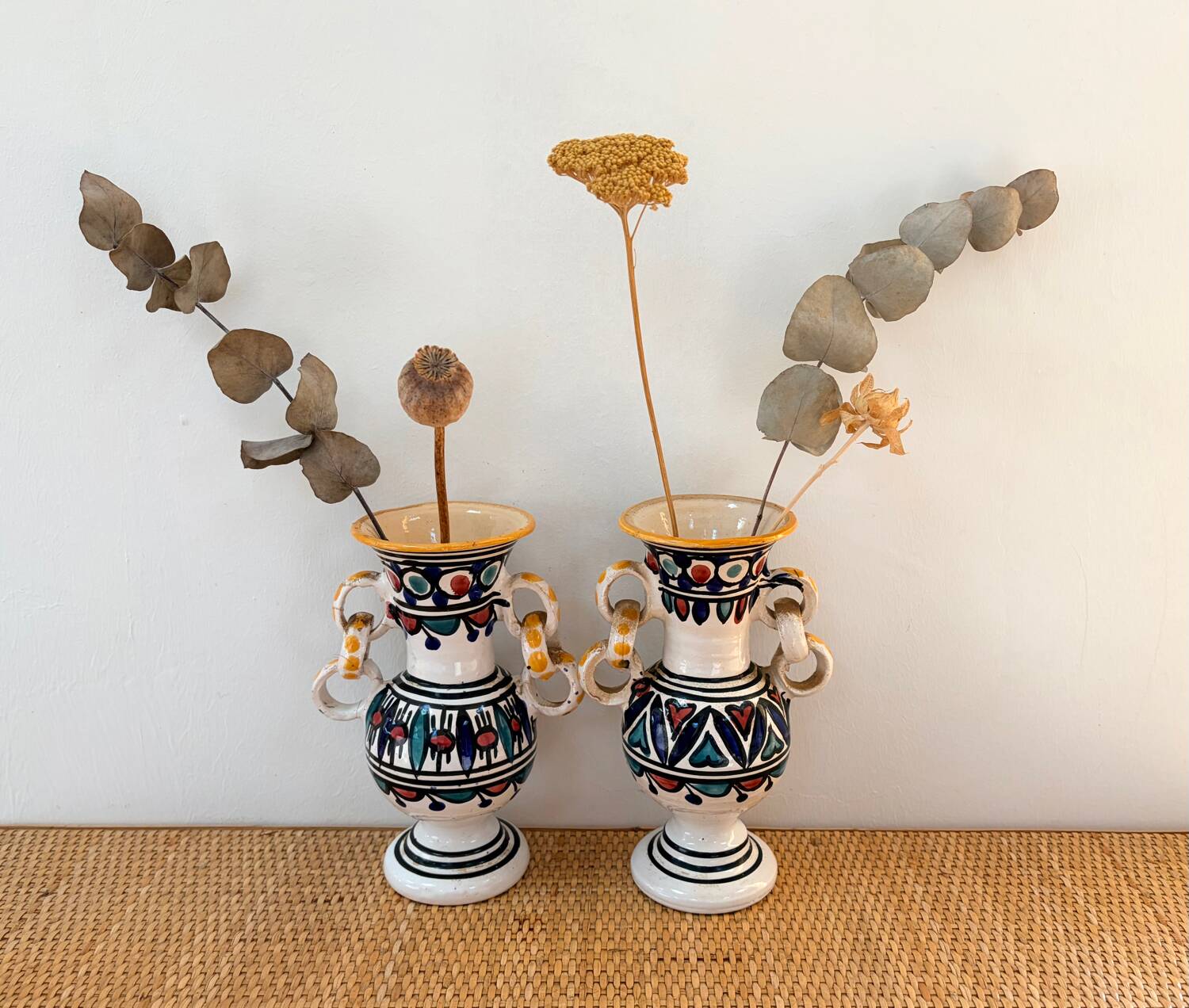 Paire de vases anciens en faïence / Poteries méditerranéenne à anneaux