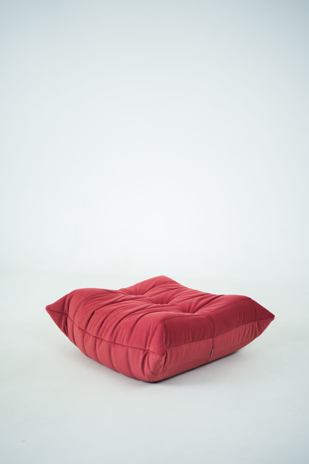 Togo set of chair and pouf in raspberry velvet