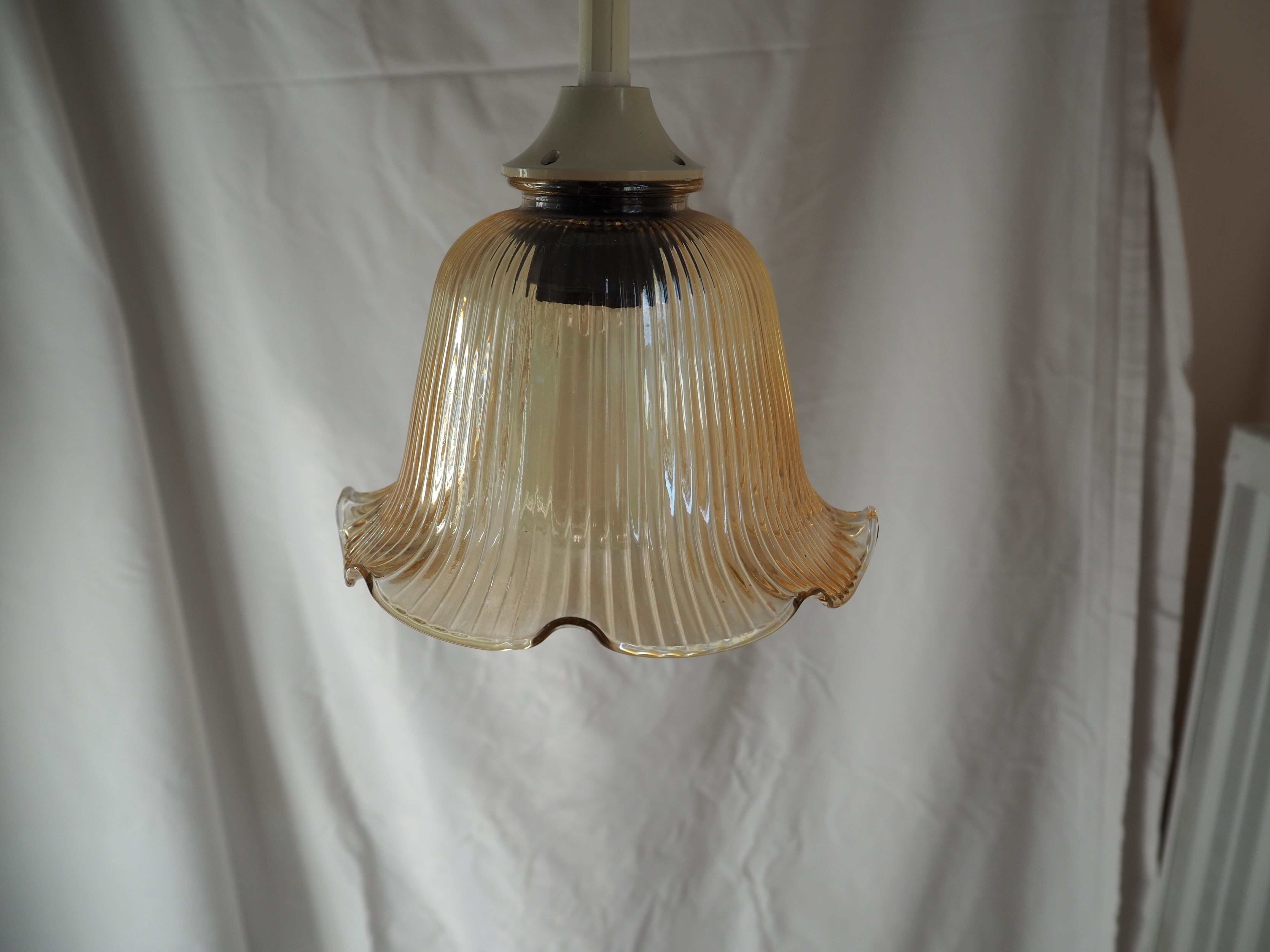 Striated tulip-shaped pendant light, in smoked glass