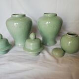 Ensemble de 2 vases à couvercle et 1 pot a gingembre céladon signée