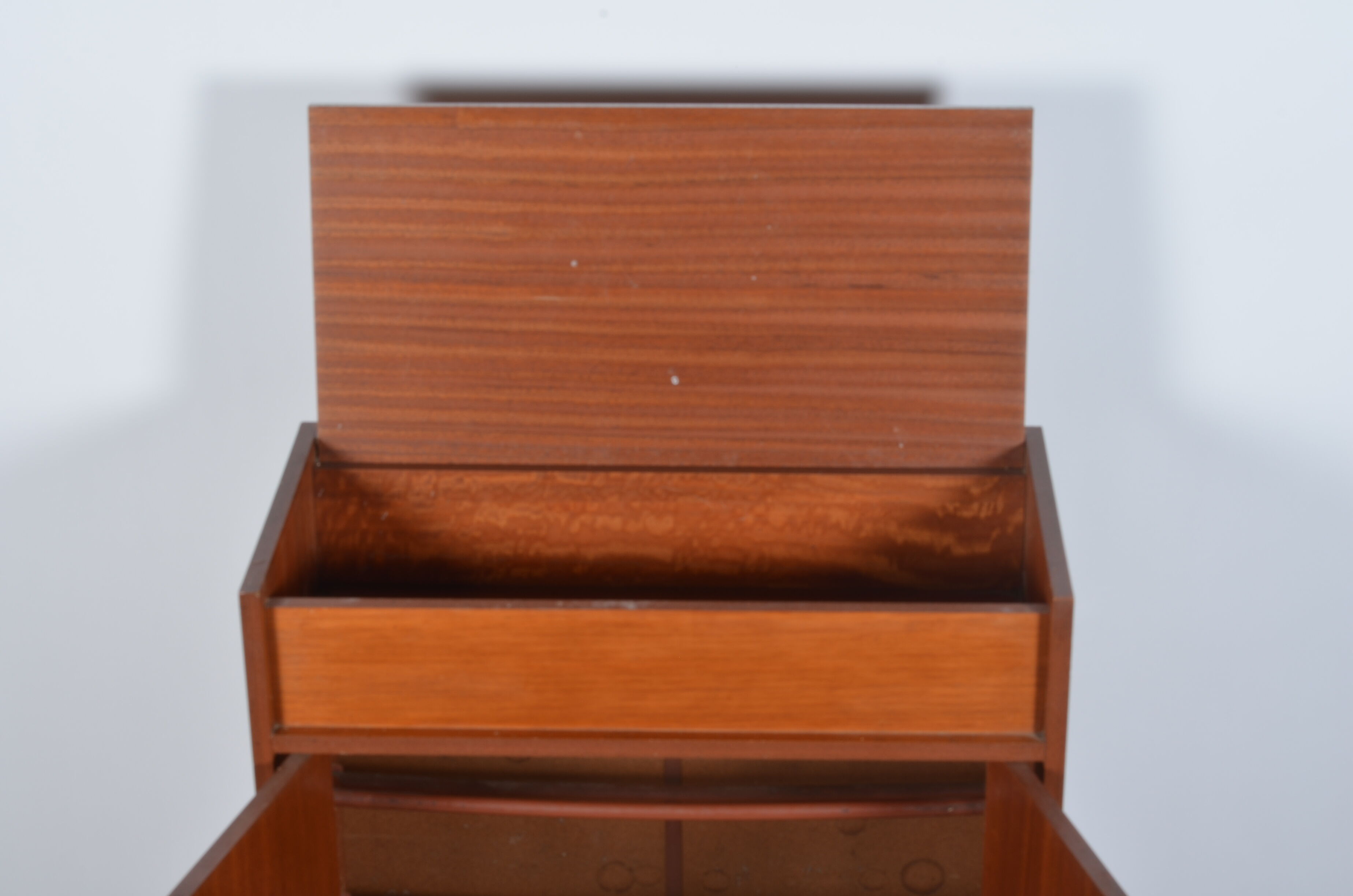 Shoe cabinet 2 doors and a chest