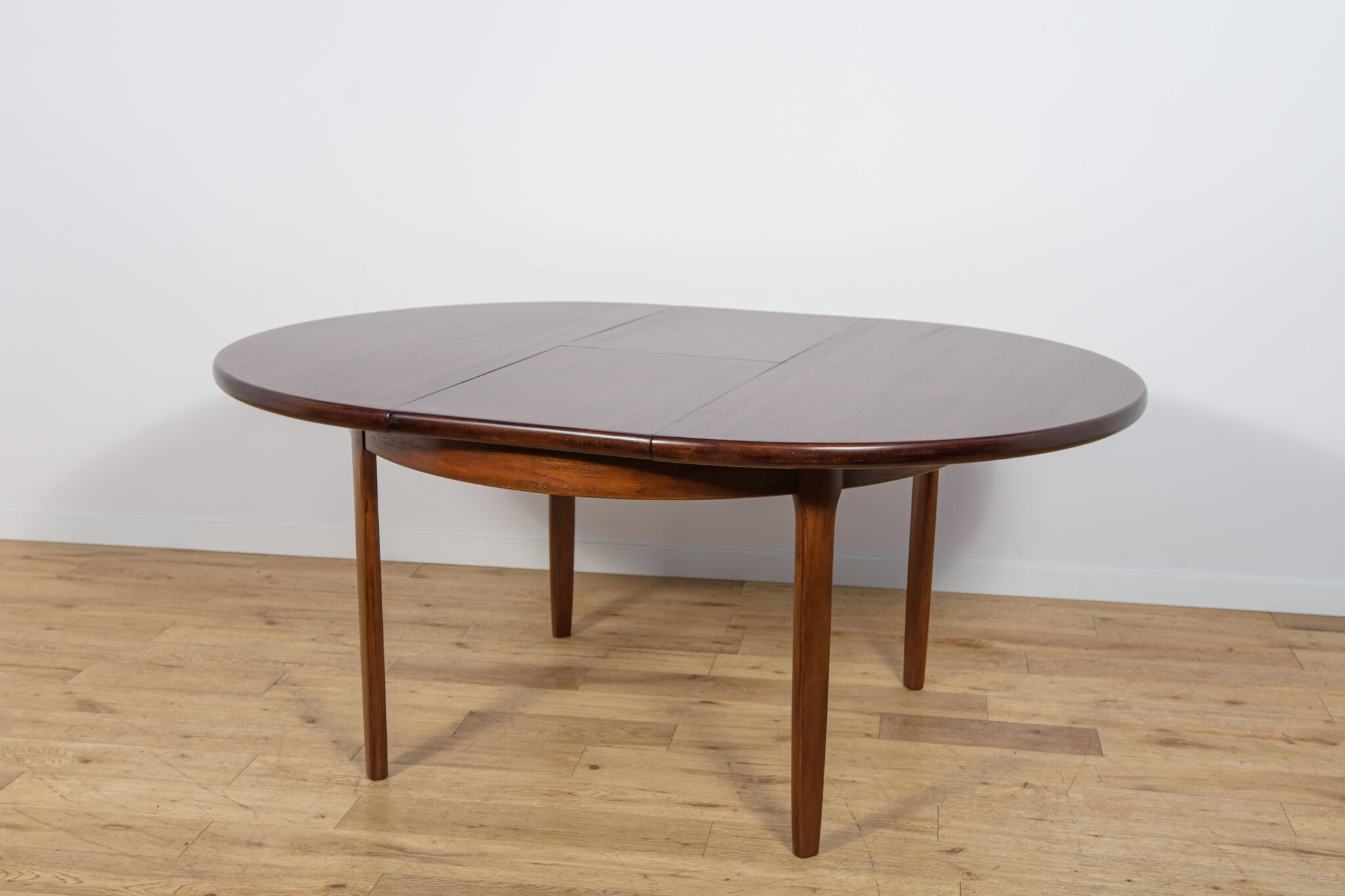 Mid-Century Round Extendable Dining Table, United Kingdom, 1960s.