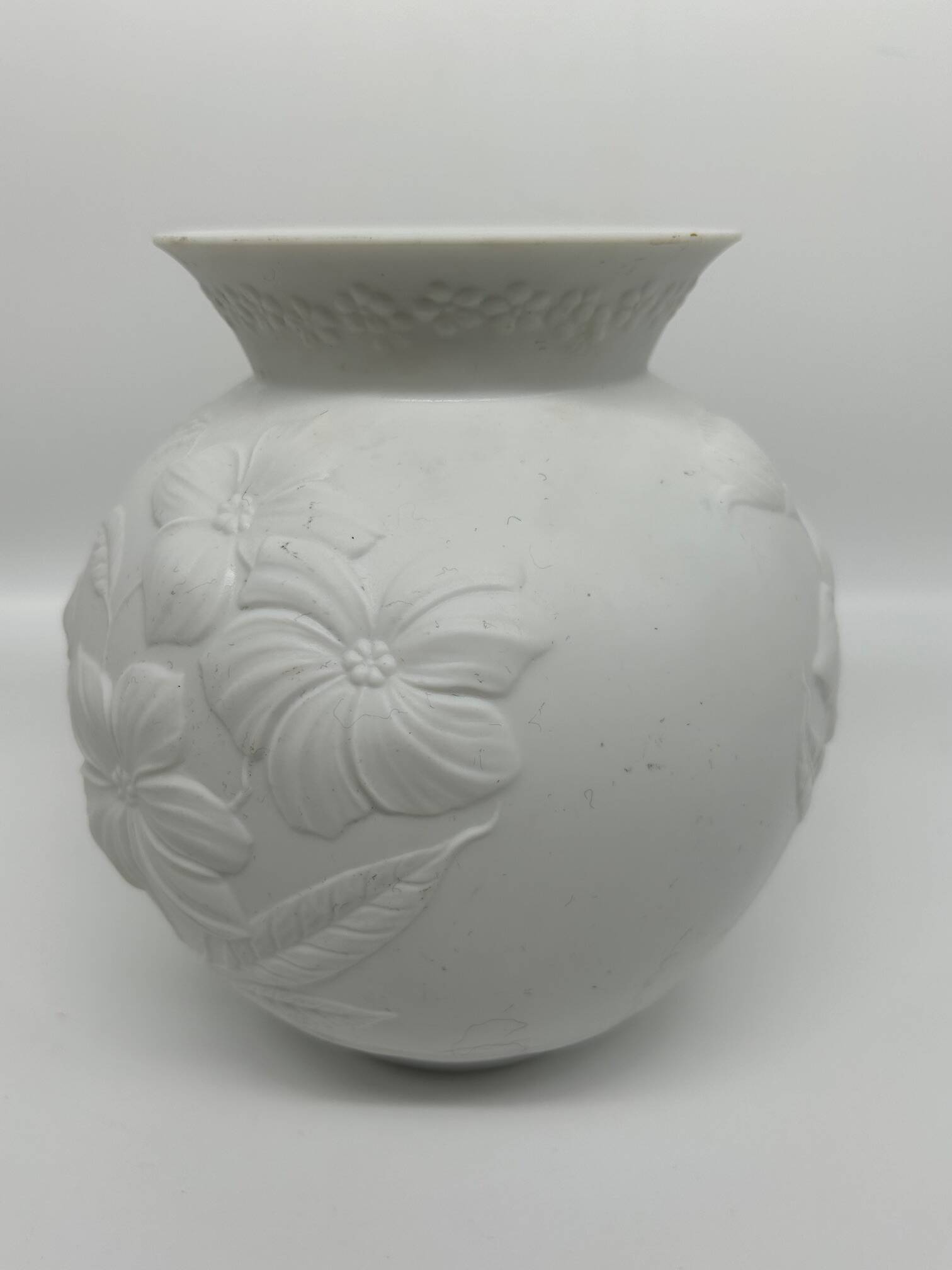 Kaiser biscuit porcelain vase