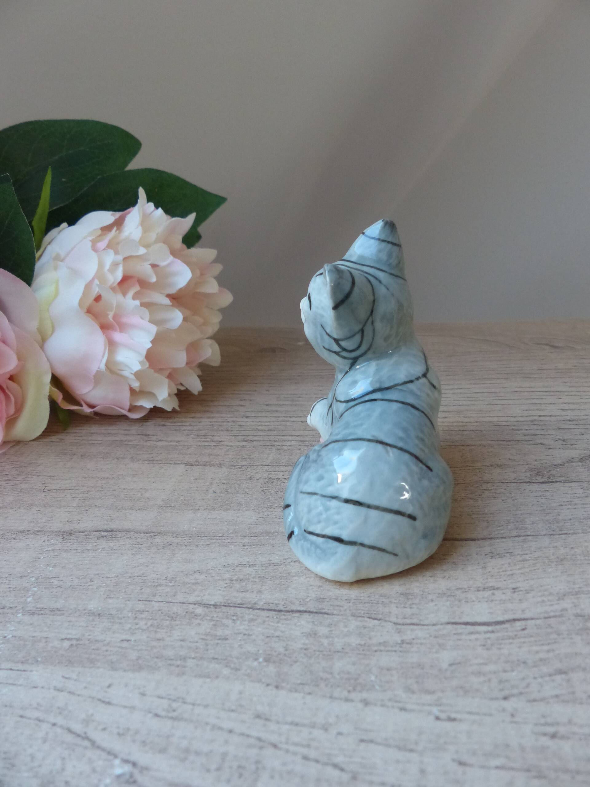 Cute ceramic kitten figurine playing with a ball of yarn vintage collection