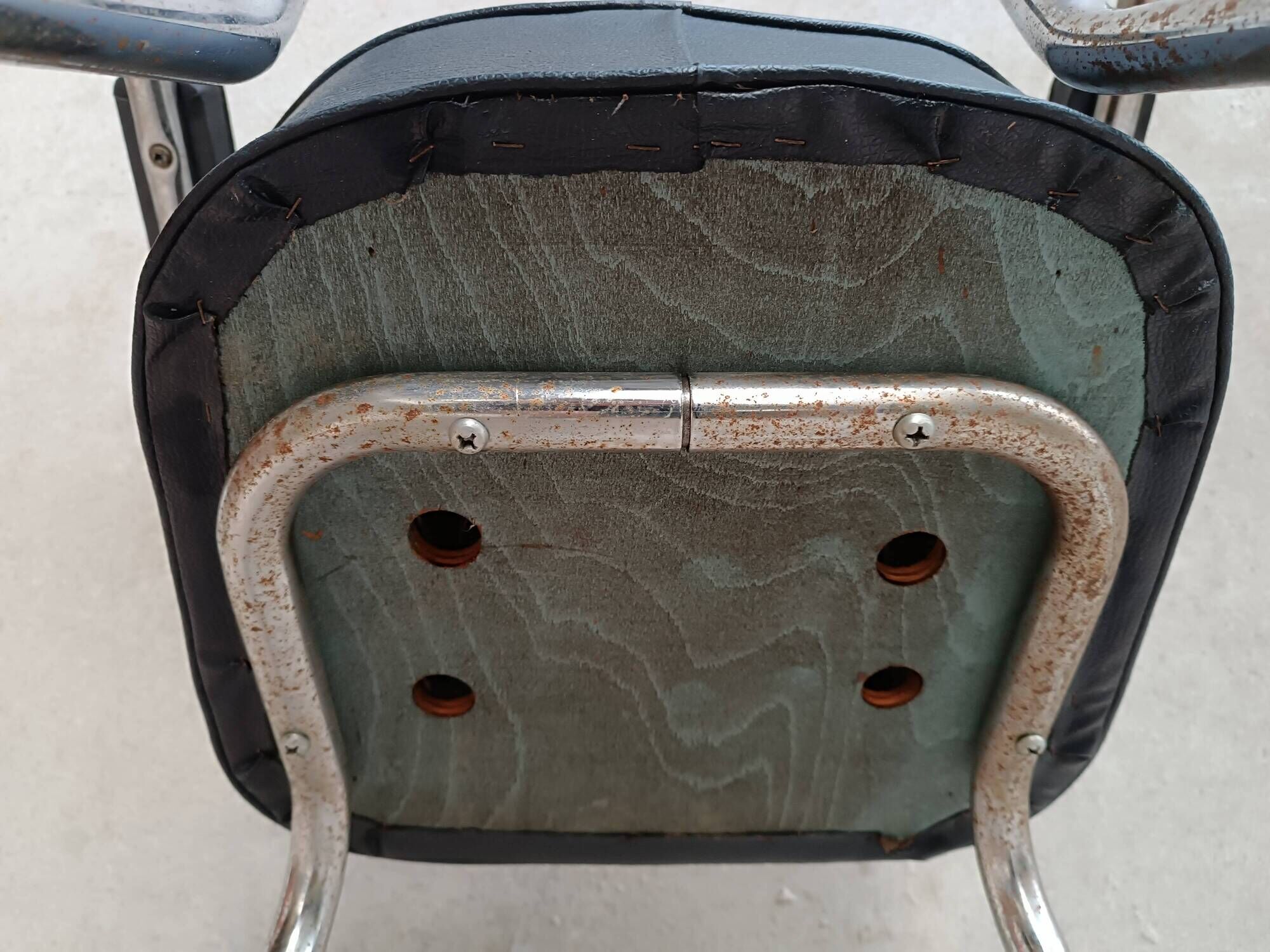 Vintage office chair in chrome metal and faux leather.