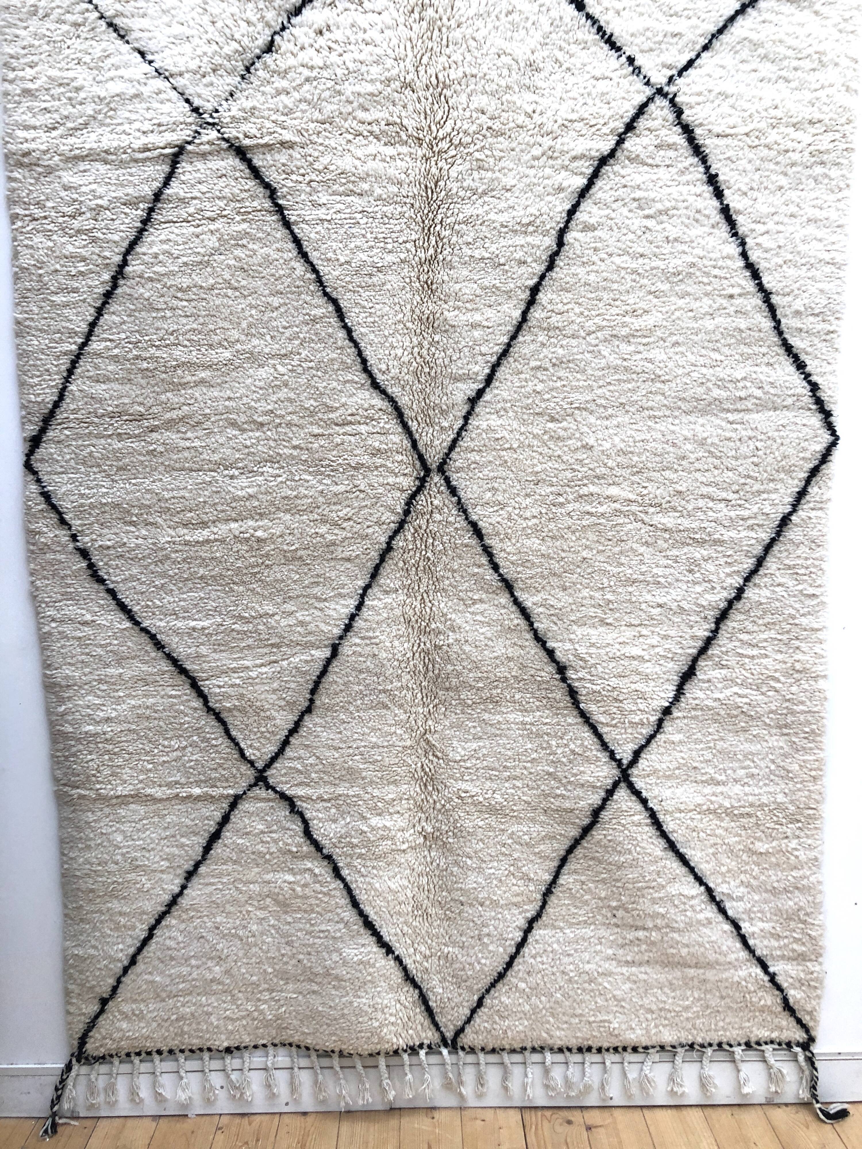 Moroccan Berber carpet Beni Ouarain with black diamonds2,47x1.70m