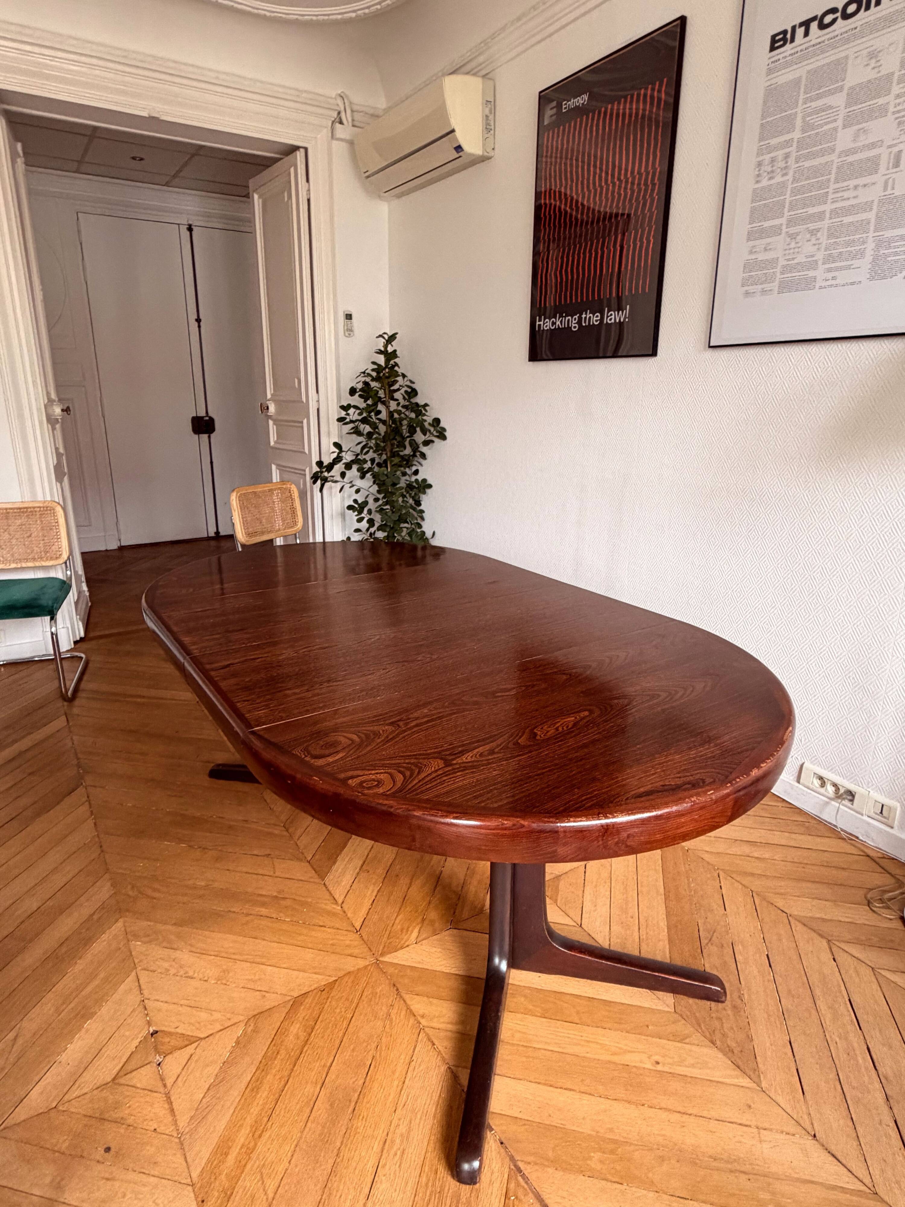 Baumann extendable round table for 4 to 8 people