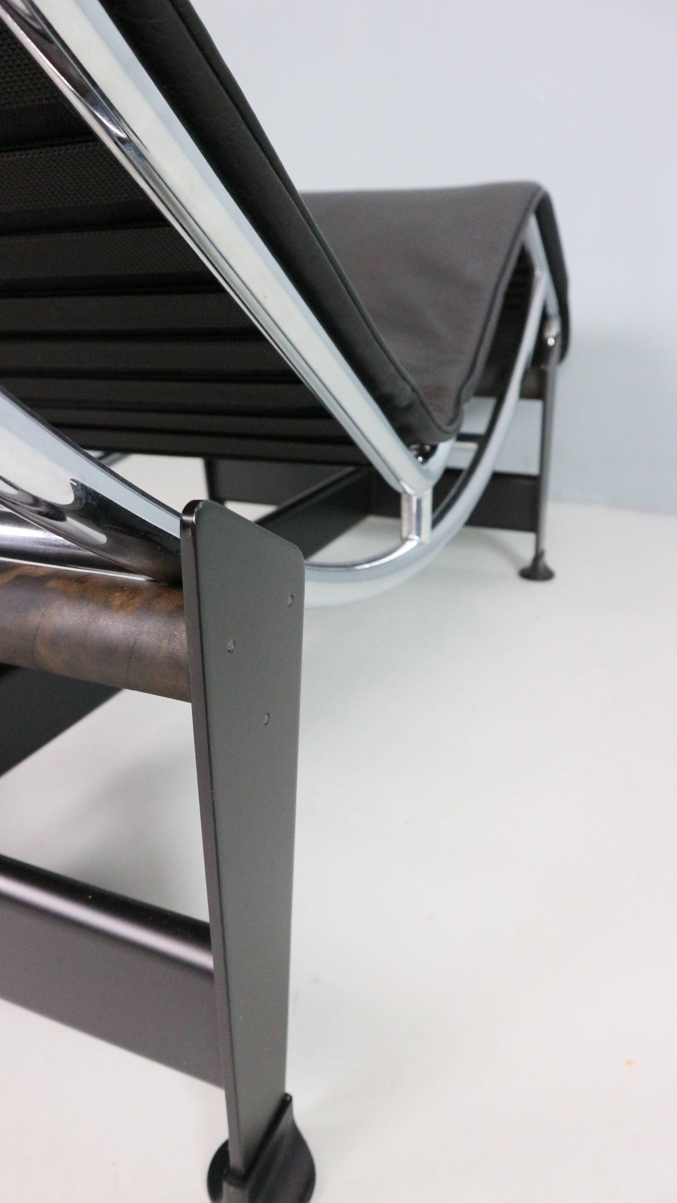 Chaise longue LC4 en cuir noir par Le Corbusier pour Cassina, années 1980