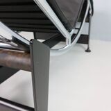 Chaise longue LC4 en cuir noir par Le Corbusier pour Cassina, années 1980