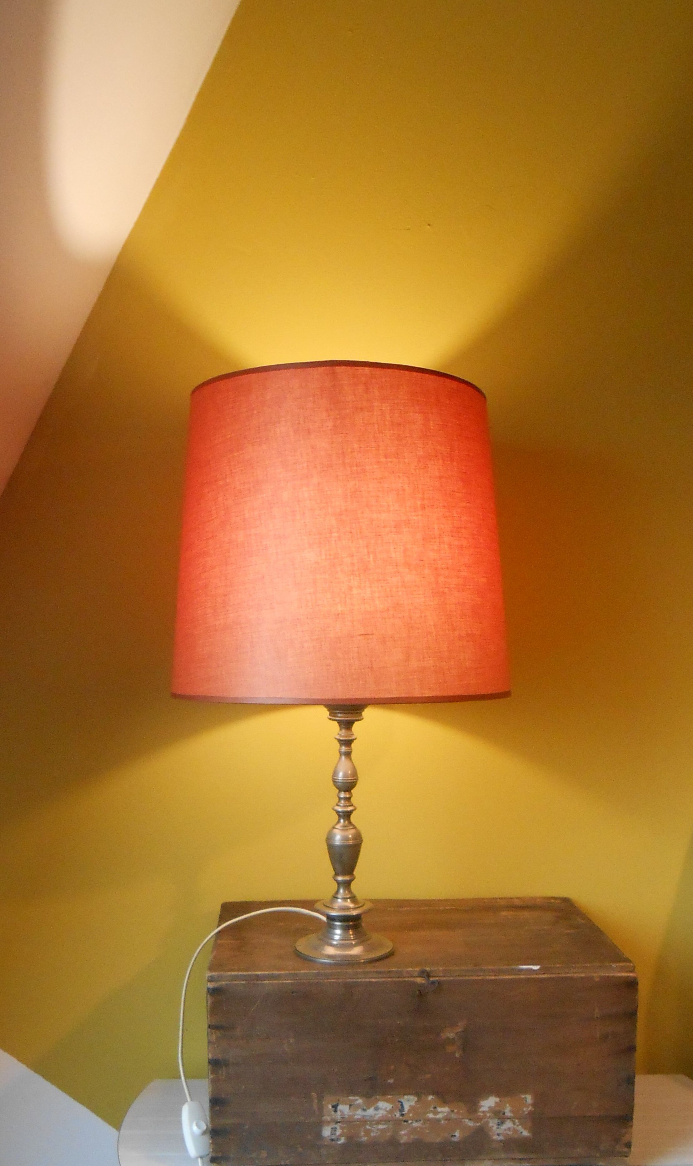 Lampe avec pied en métal torsadé