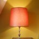 Lampe avec pied en métal torsadé