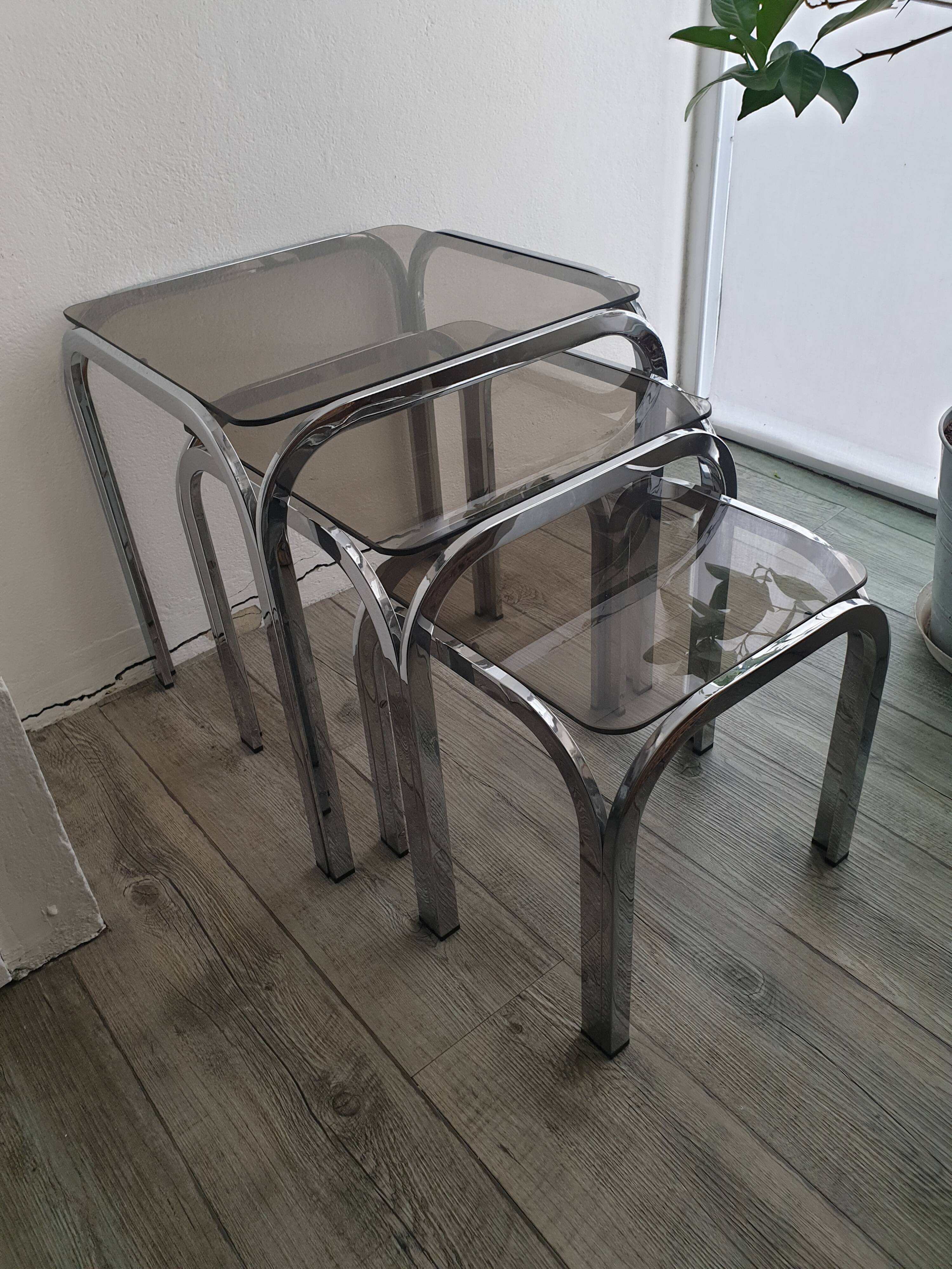 Trundle table in tubular steel and smoked glass