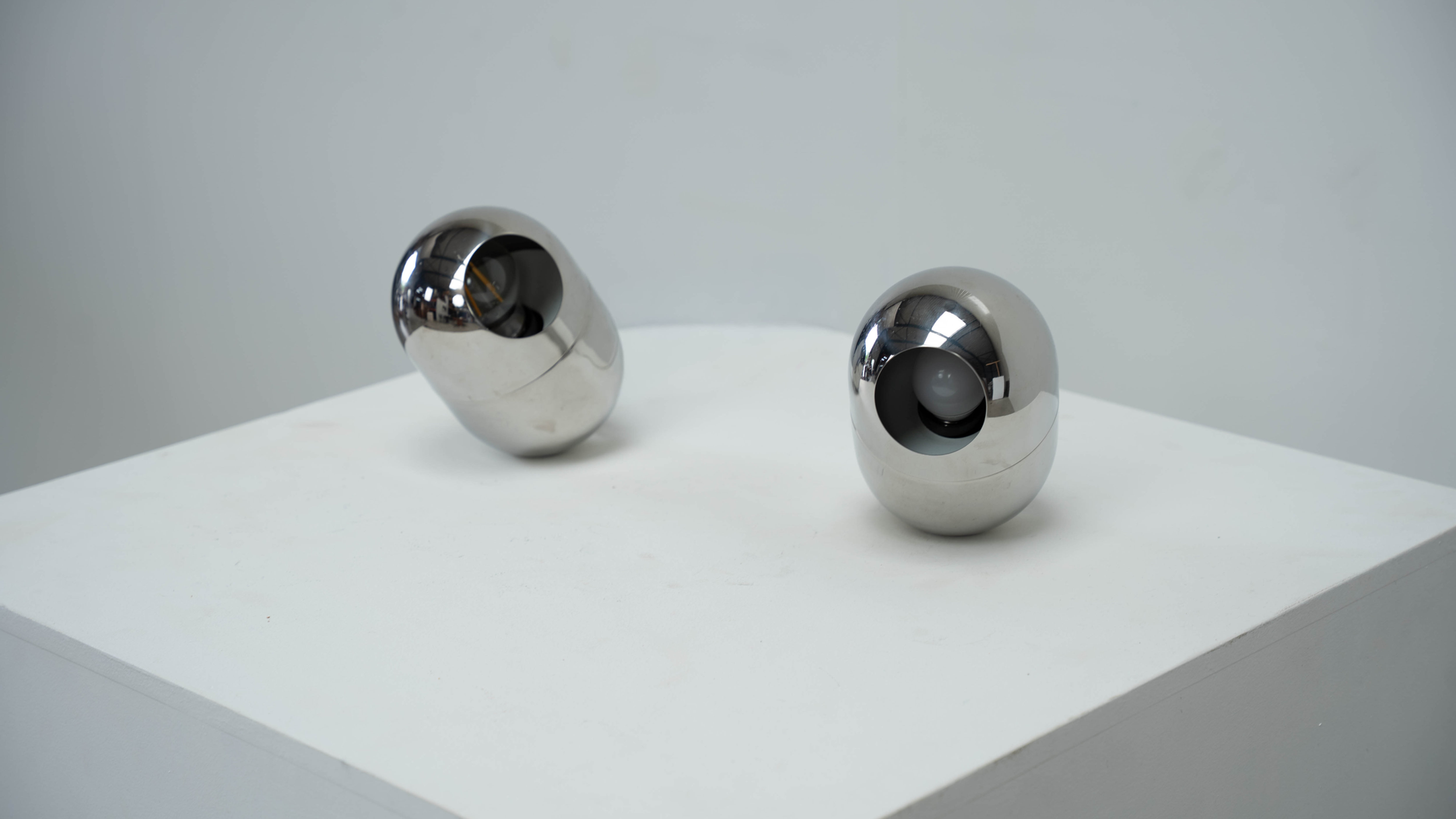 Ensemble de deux lampes de table Reggiani en chrome.