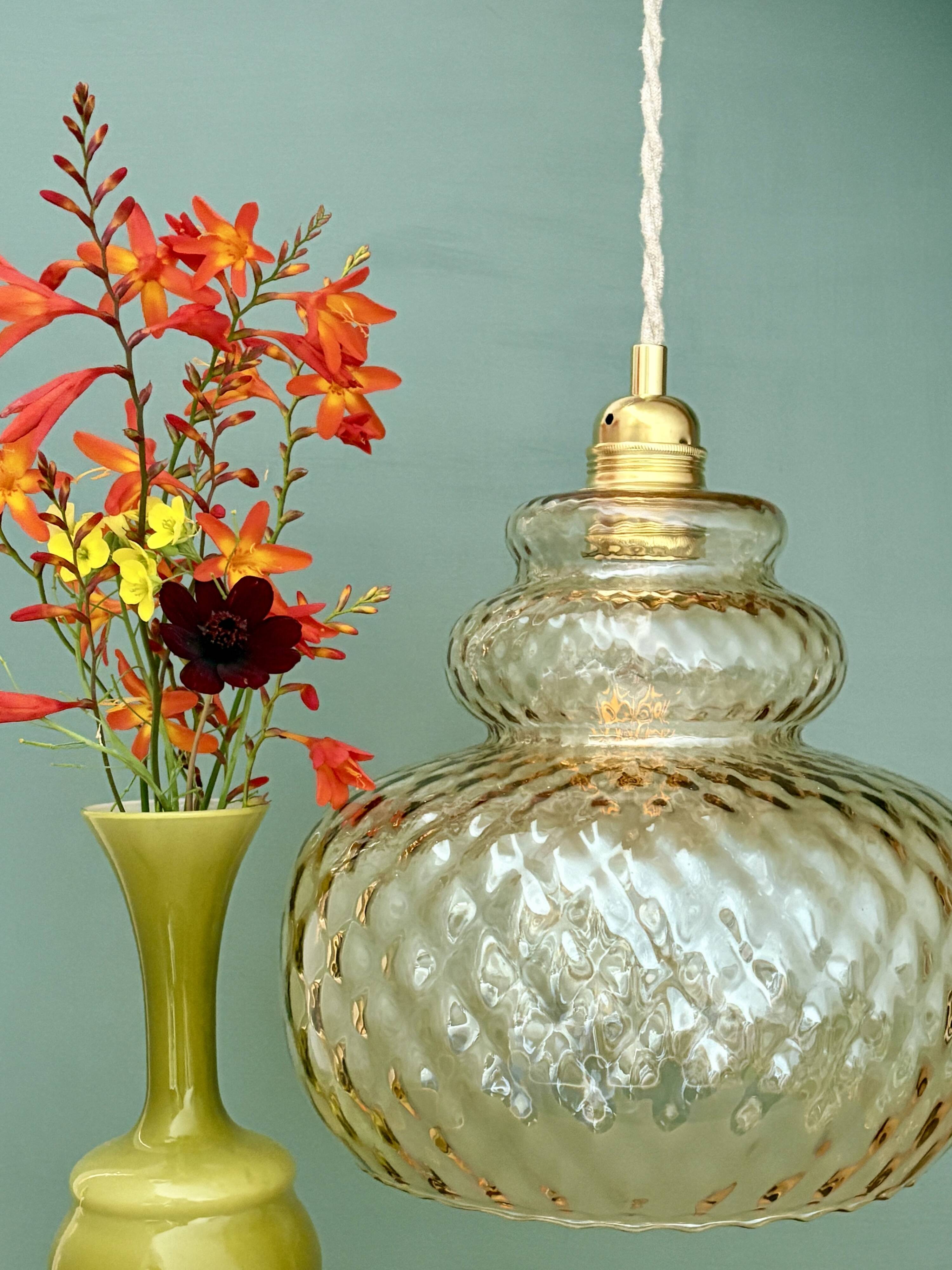 Suspension globe vintage en verre ambré