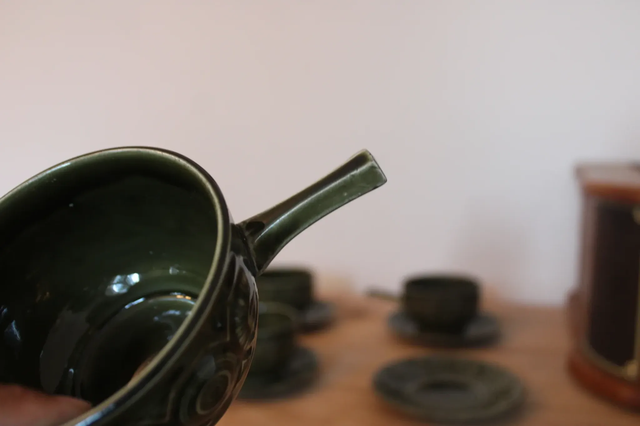 Vintage Tams England service – 6 soup bowls with handles and saucers in olive green ceramic.