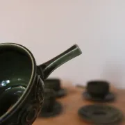 Vintage Tams England service – 6 soup bowls with handles and saucers in olive green ceramic.