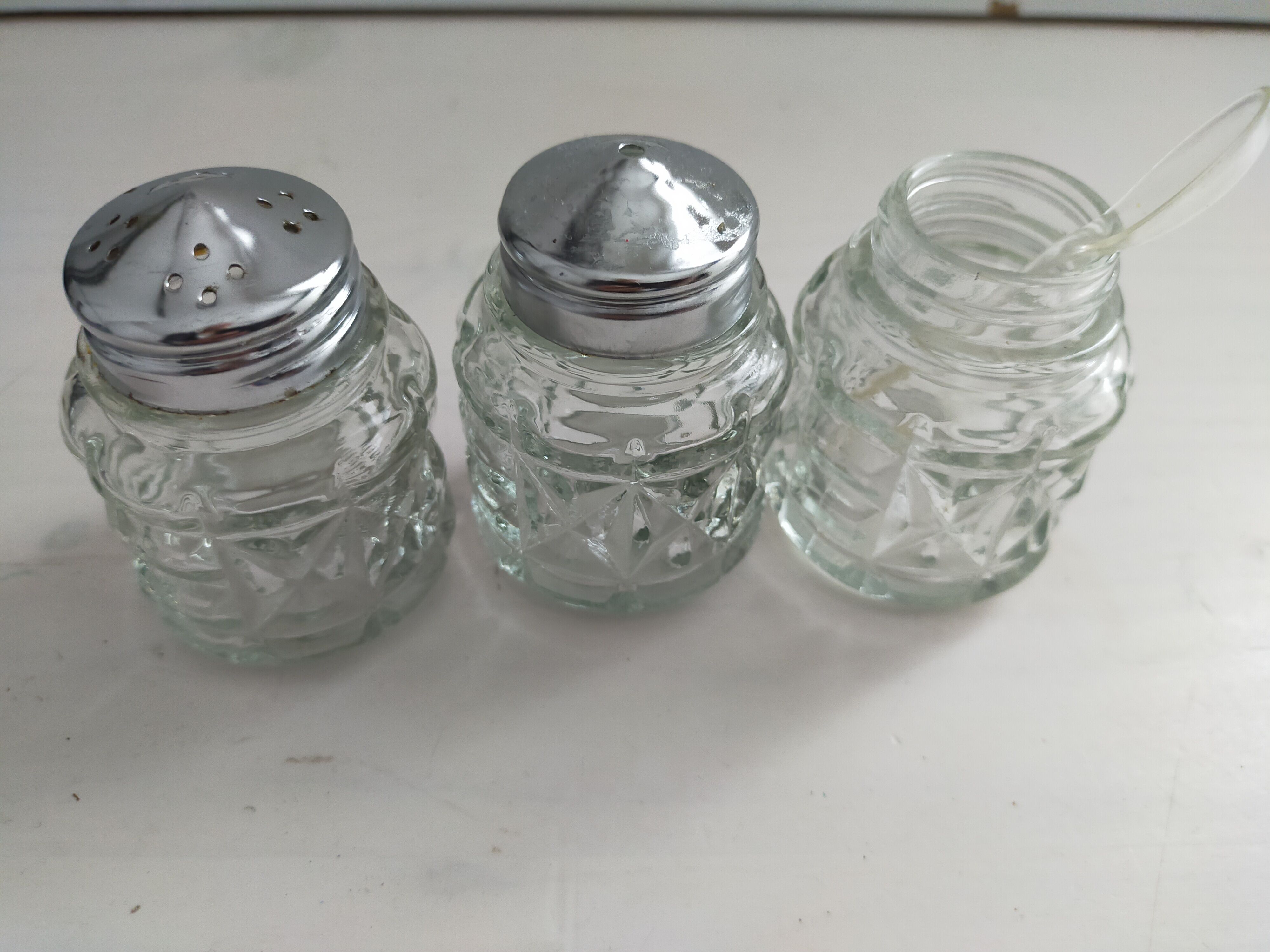 Pepper and mustard salt shaker in silver panière